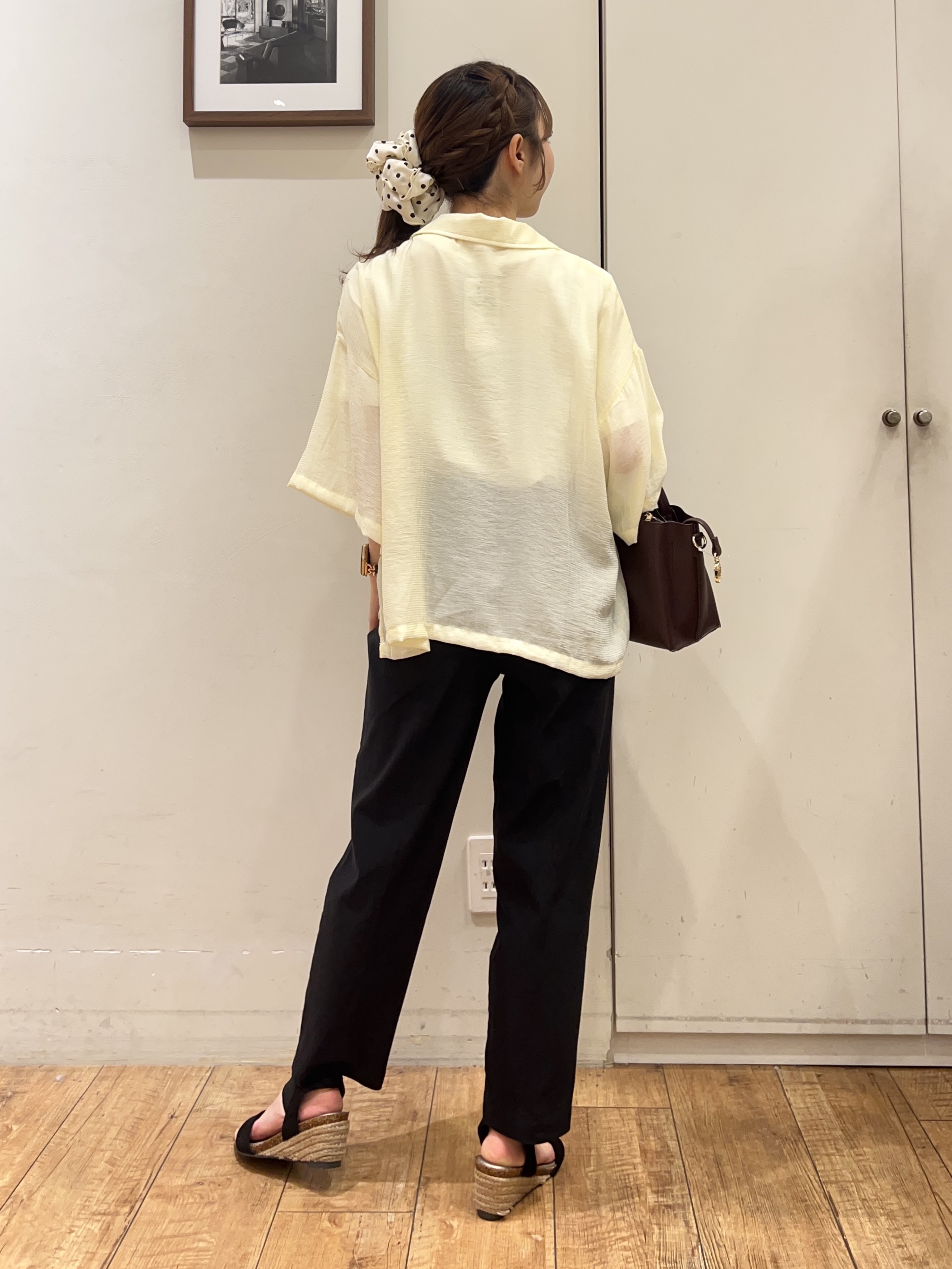 AIRIさんの「SHOO･LA･RUE｜【S-LL/洗濯機可】抜け感たっぷり 程よい透け感のポケット付きシャツ」を使ったコーディネート