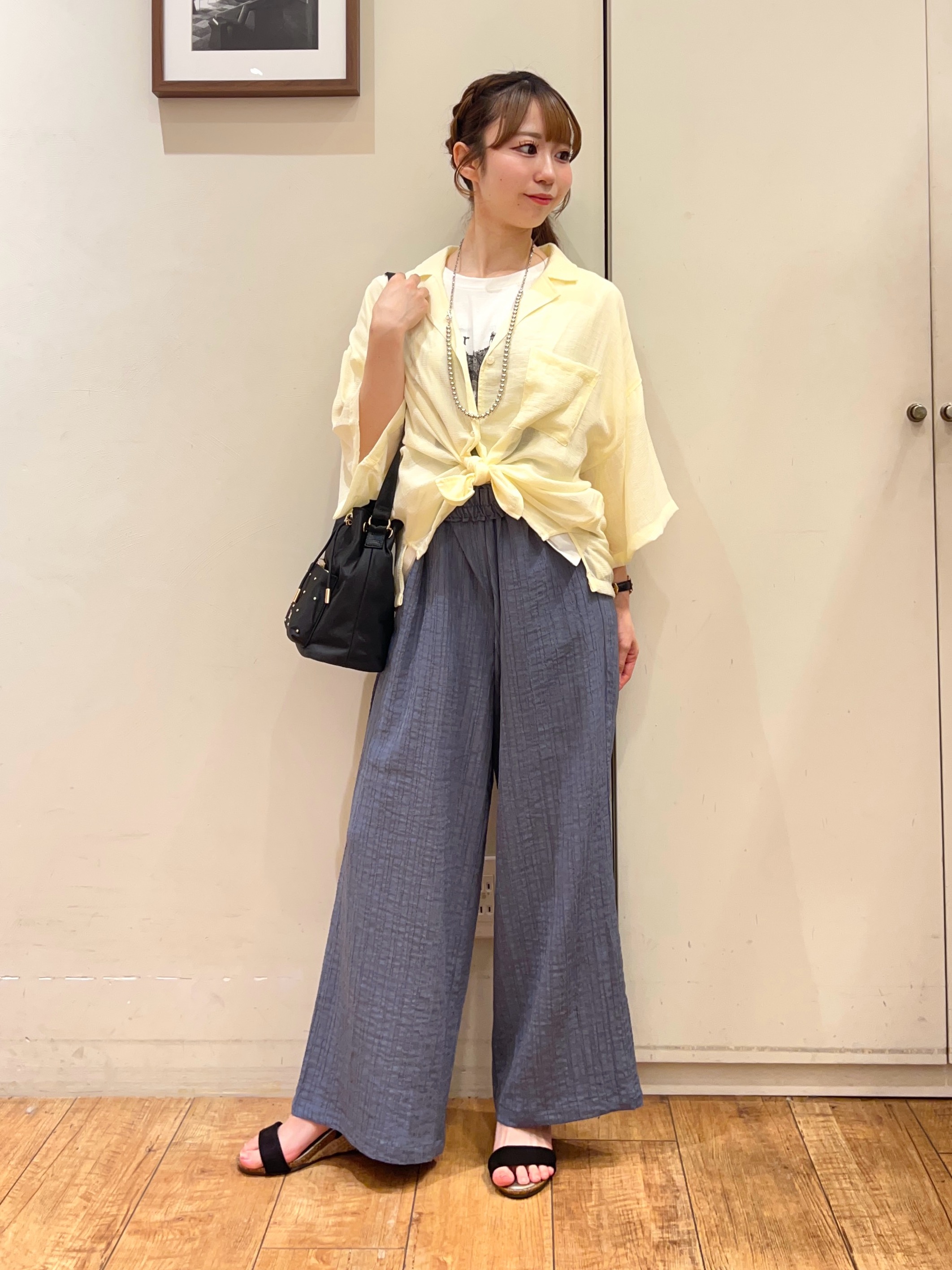 AIRIさんの「SHOO･LA･RUE｜【S-LL/洗濯機可】抜け感たっぷり 程よい透け感のポケット付きシャツ」を使ったコーディネート