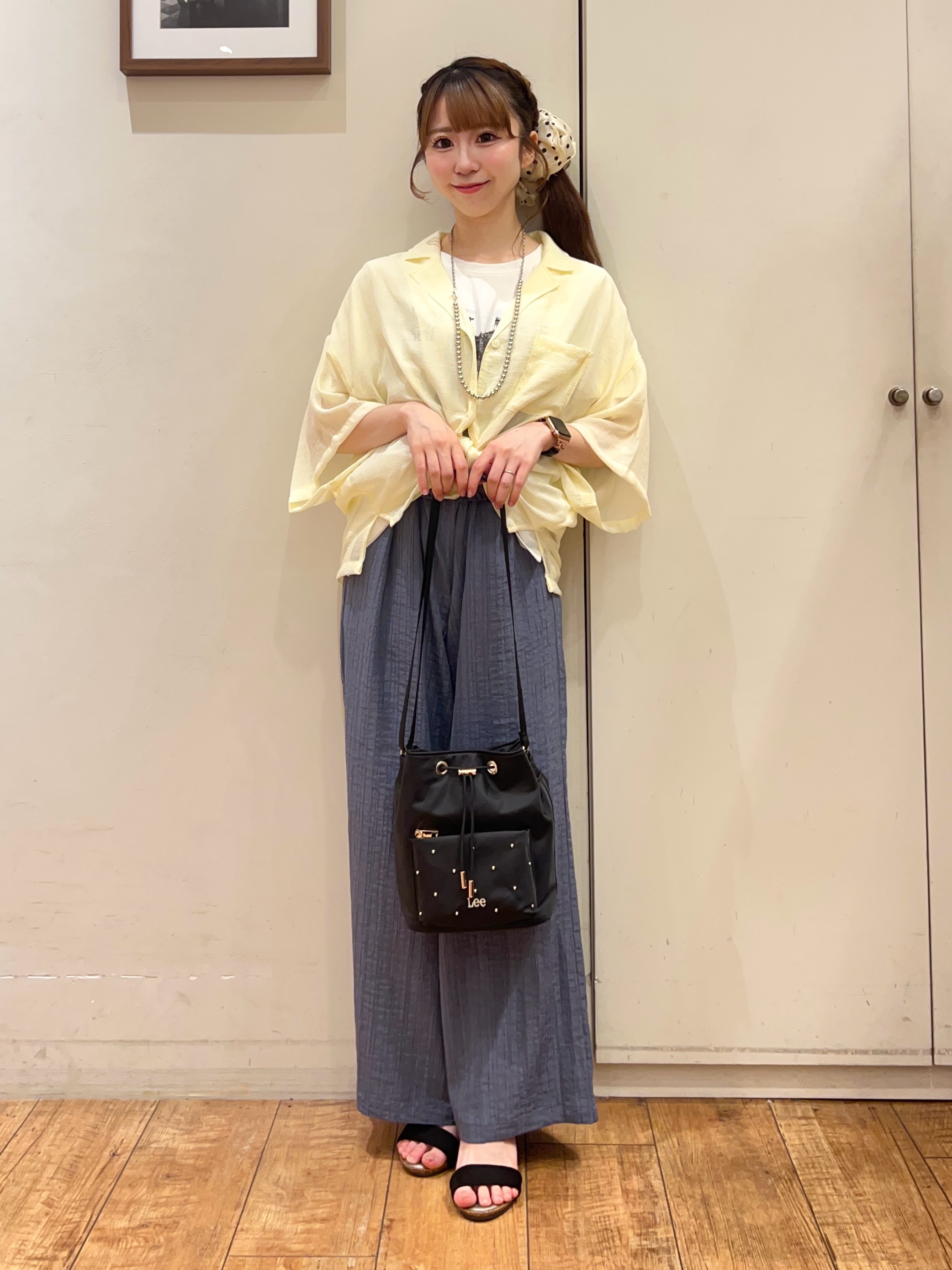 AIRIさんの「SHOO･LA･RUE｜【S-LL/洗濯機可】抜け感たっぷり 程よい透け感のポケット付きシャツ」を使ったコーディネート