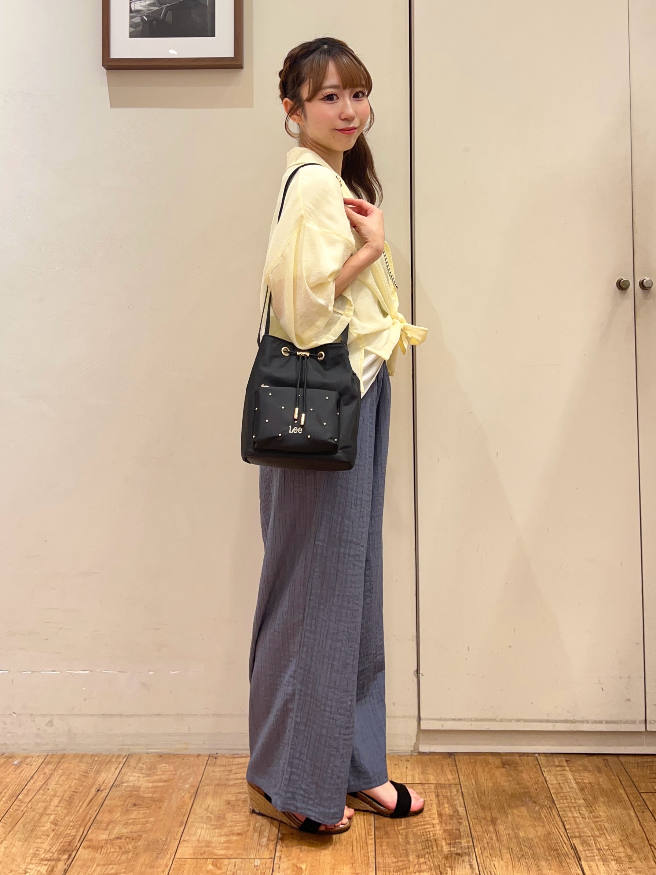 AIRIさんの「SHOO･LA･RUE｜【S-LL/洗濯機可】抜け感たっぷり 程よい透け感のポケット付きシャツ」を使ったコーディネート
