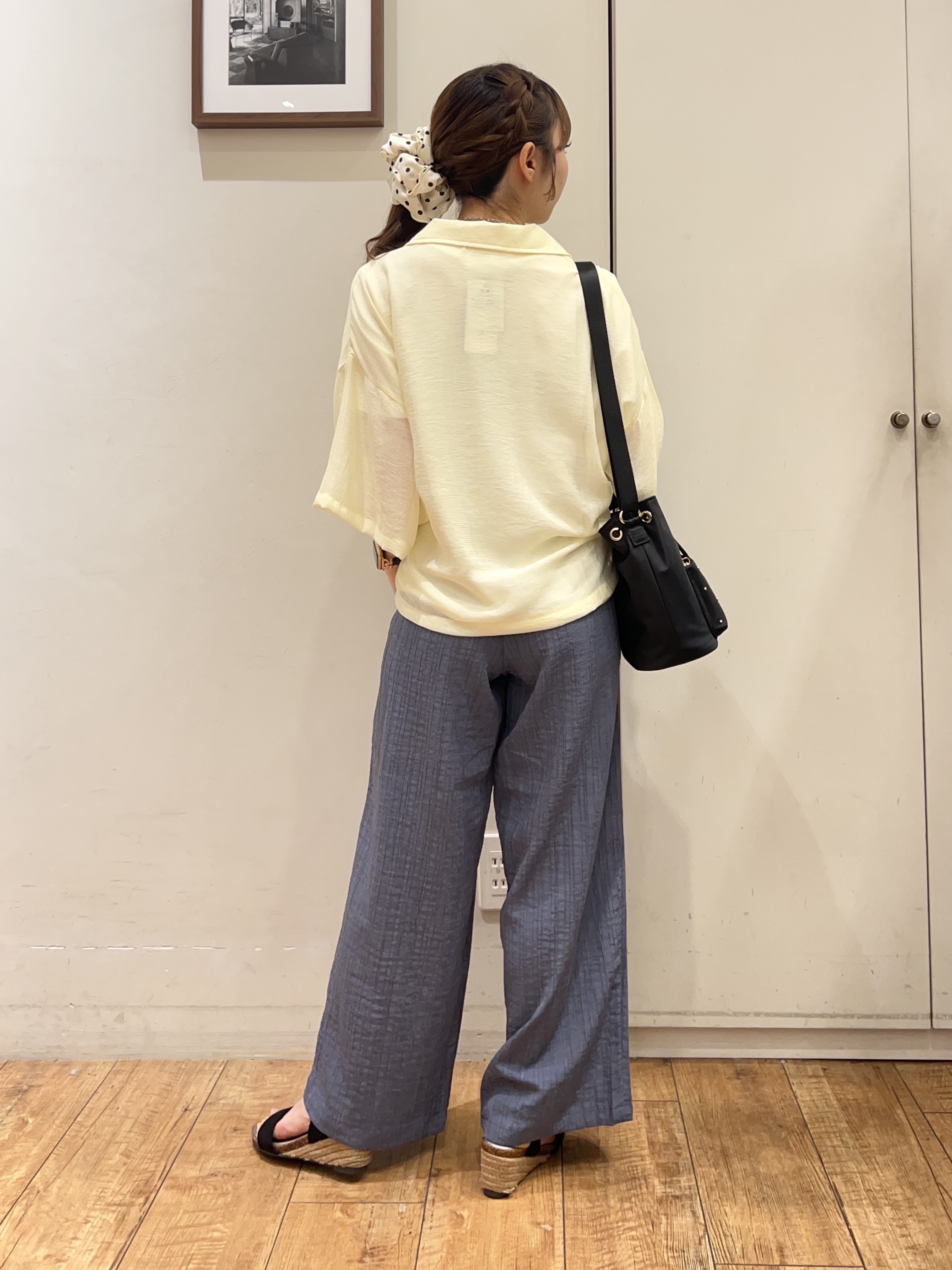 AIRIさんの「SHOO･LA･RUE｜【S-LL/洗濯機可】抜け感たっぷり 程よい透け感のポケット付きシャツ」を使ったコーディネート
