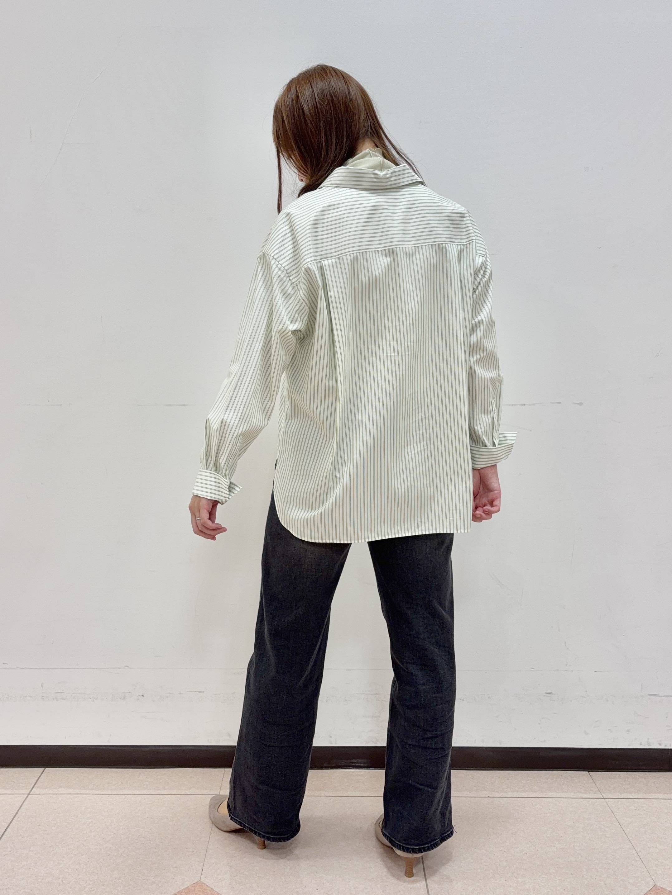 りおさんの「UNTITLED｜【6色展開/コットン100】カラーベーシックシャツ」を使ったコーディネート