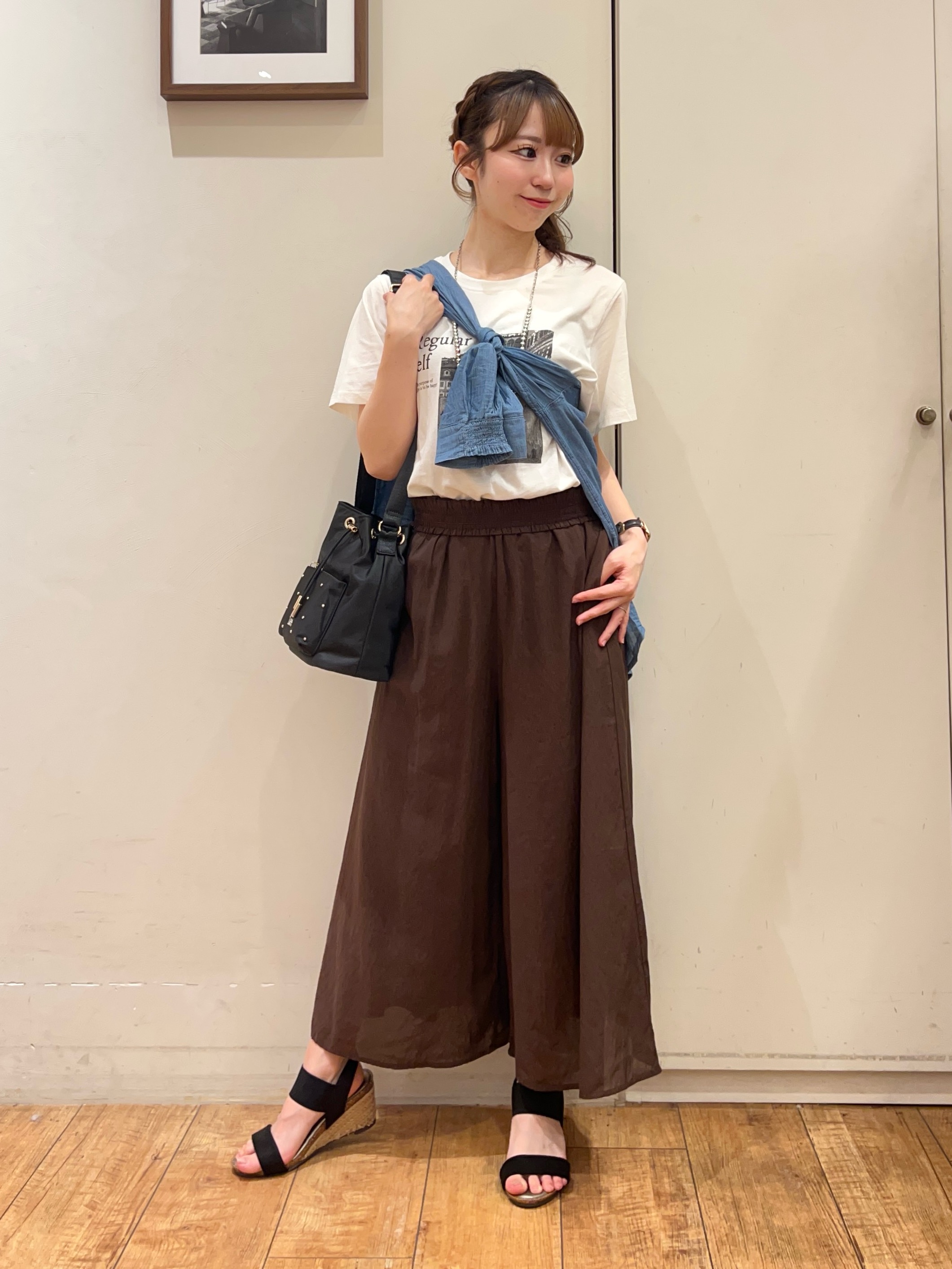 AIRIさんの「SHOO･LA･RUE｜【綿100%/UV/S-LL/体型カバー】ヒップが隠せる 柔らかシアーデニムシャツ」を使ったコーディネート