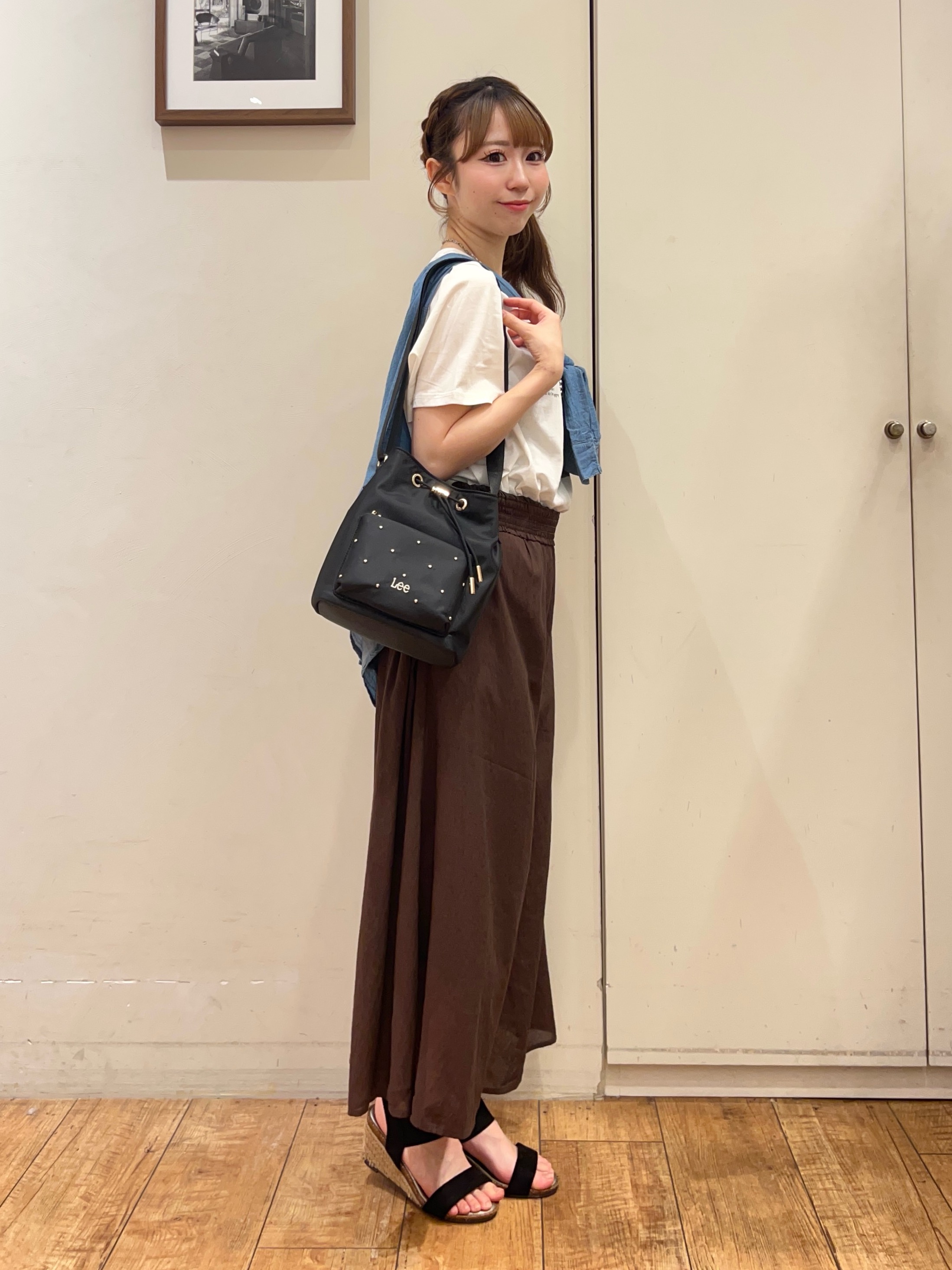 AIRIさんの「SHOO･LA･RUE｜【綿100%/UV/S-LL/体型カバー】ヒップが隠せる 柔らかシアーデニムシャツ」を使ったコーディネート