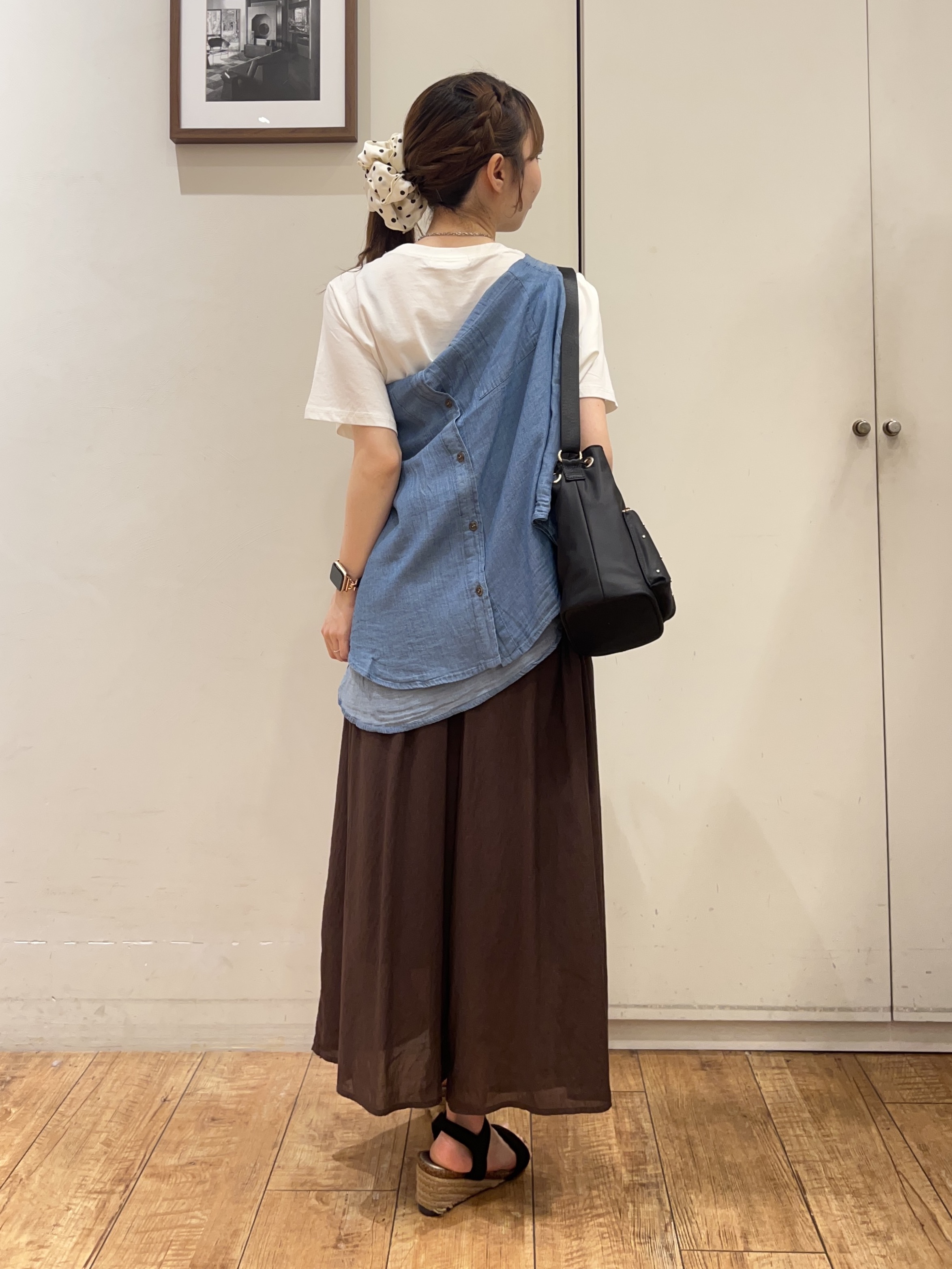 AIRIさんの「SHOO･LA･RUE｜【綿100%/UV/S-LL/体型カバー】ヒップが隠せる 柔らかシアーデニムシャツ」を使ったコーディネート