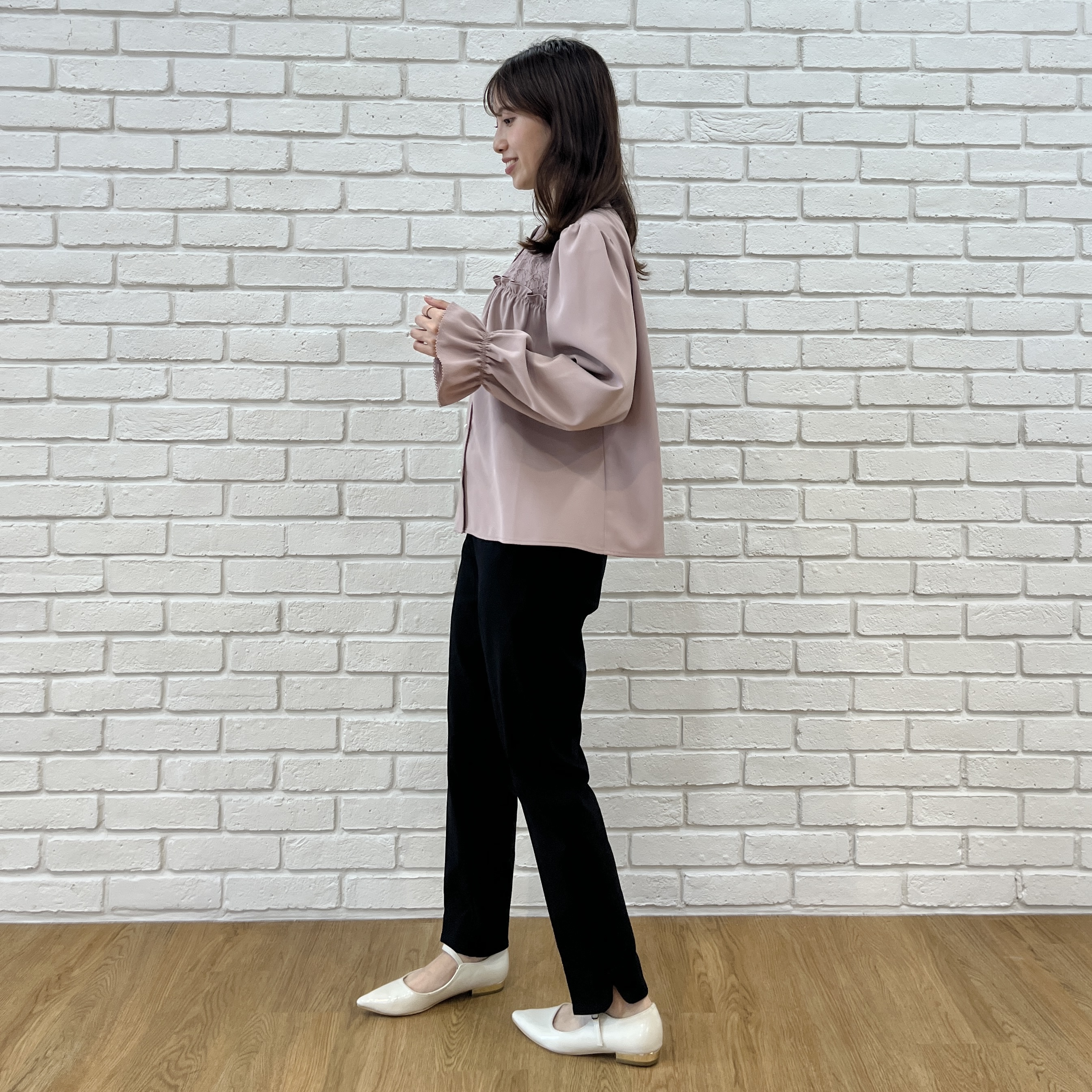 はばさんの「Couture brooch｜【フリルカフスが華やか】レースギャザーブラウス」を使ったコーディネート
