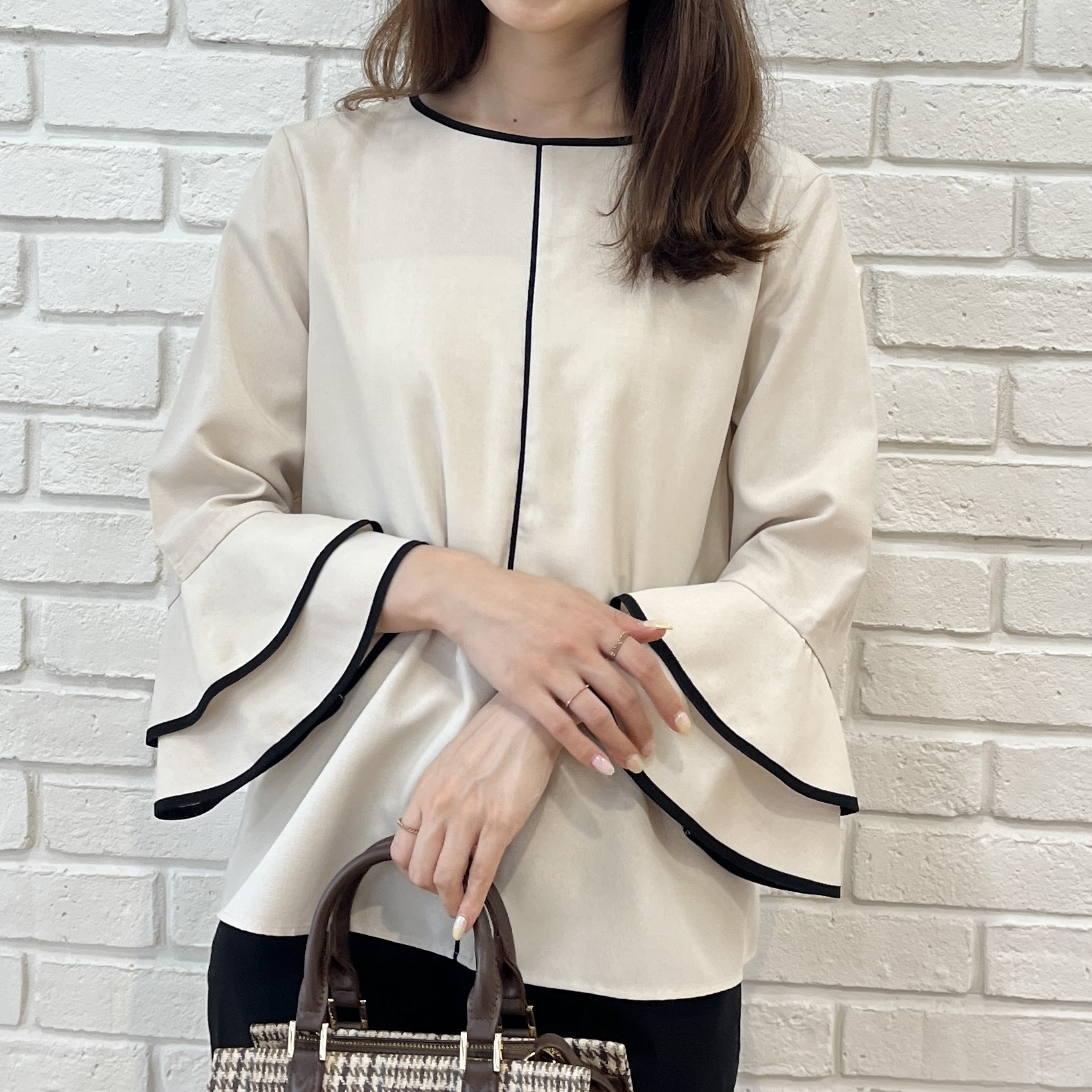 はばさんの「Couture brooch｜【イージーケア・接触冷感・吸水速乾】配色ラッフルブラウス」を使ったコーディネート