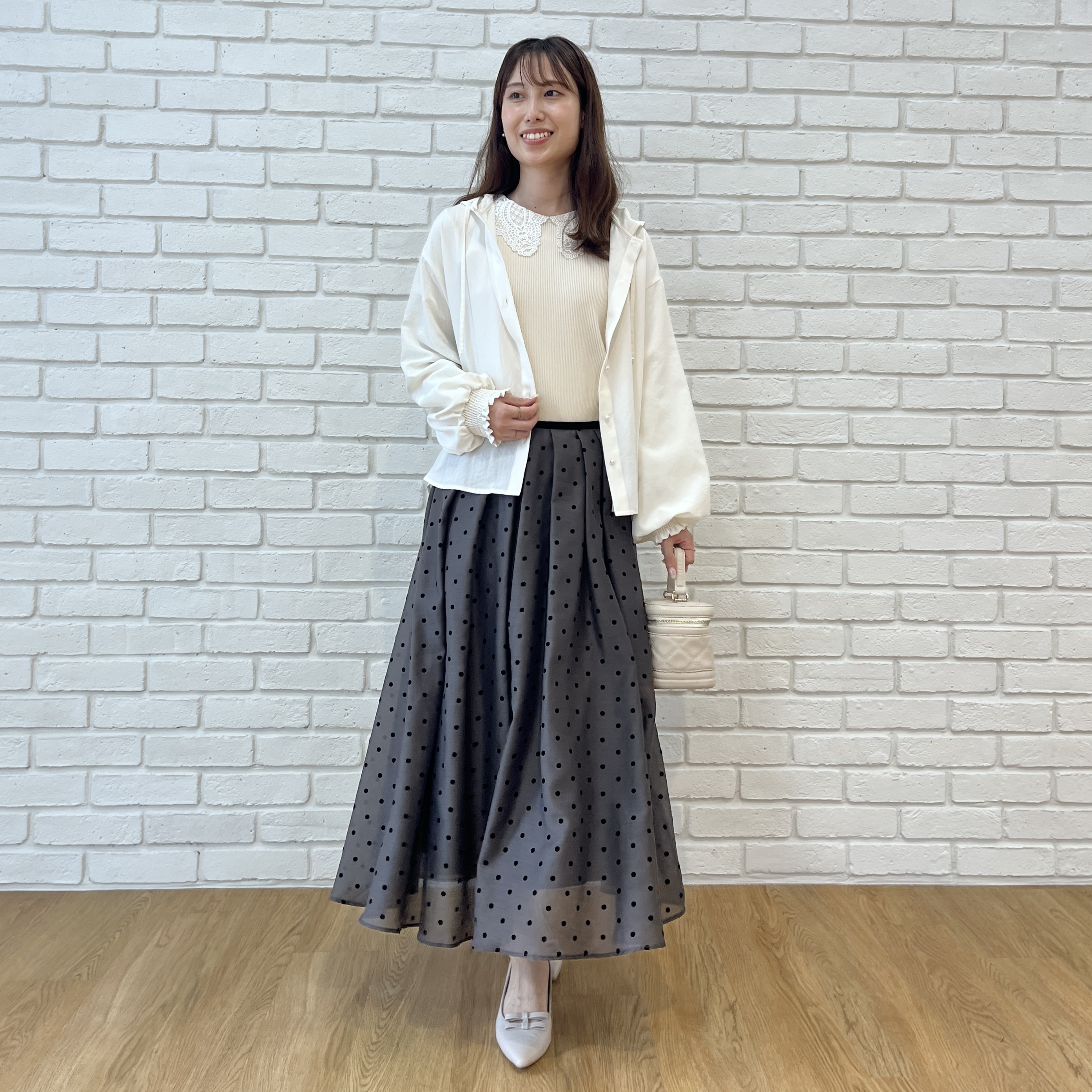 はばさんの「Couture brooch｜【大人可愛い】愛されフーディーシャツ」を使ったコーディネート