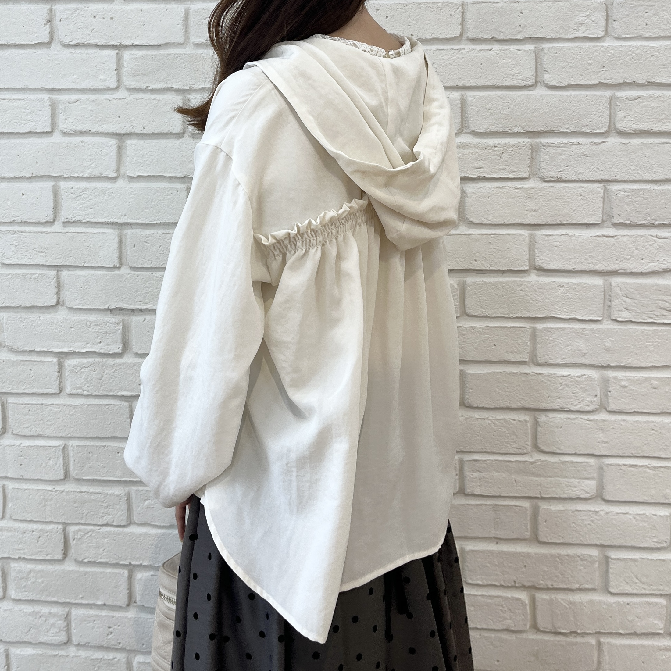 はばさんの「Couture brooch｜【大人可愛い】愛されフーディーシャツ」を使ったコーディネート