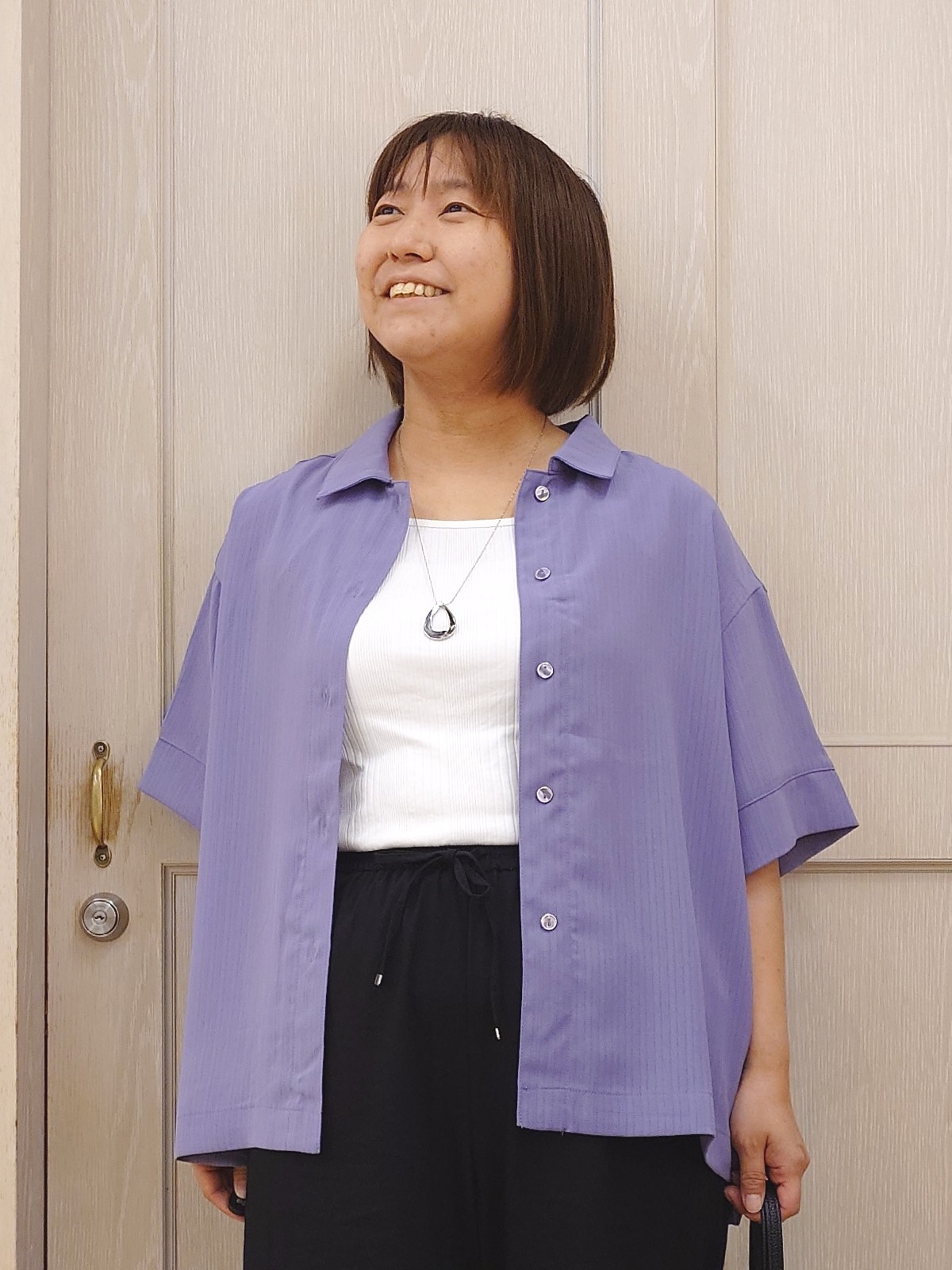 とろろさんの「SHOO･LA･RUE｜【通気性〇/UV/S-LL】洗濯後しわになりにくい とろみストライプシャツ」を使ったコーディネート