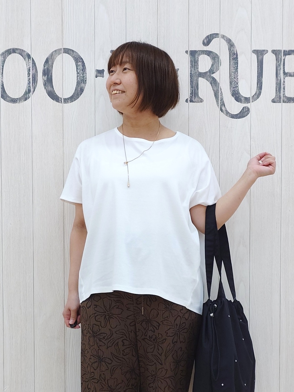 とろろさんの「SHOO･LA･RUE｜【体型カバー/S-LL】後ろ姿も映える 異素材ドッキングトップス」を使ったコーディネート