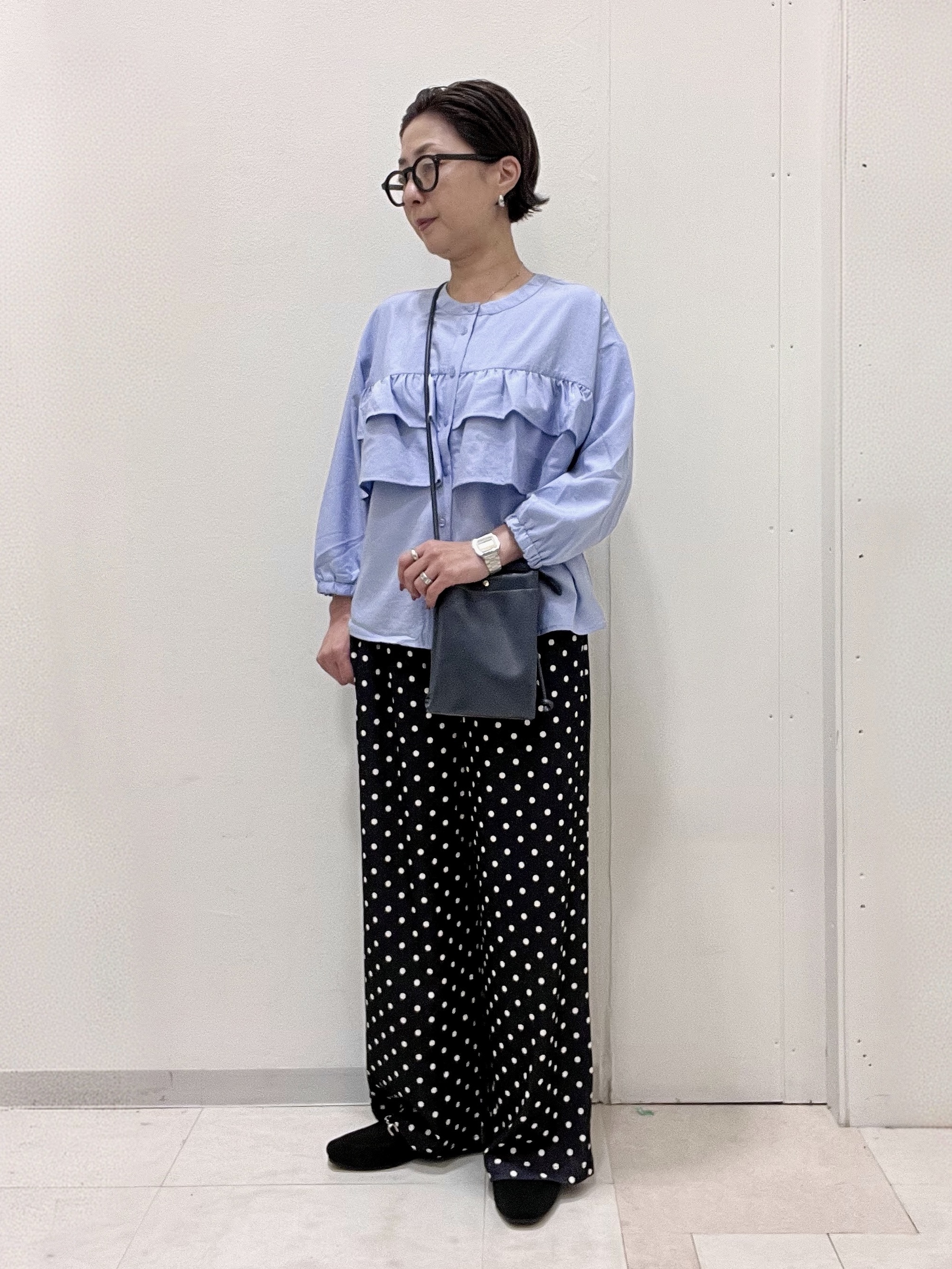 ゆみさんの「SHOO･LA･RUE｜【S-LL/洗濯機可】1枚で華やか ティアードフリルブラウス」を使ったコーディネート