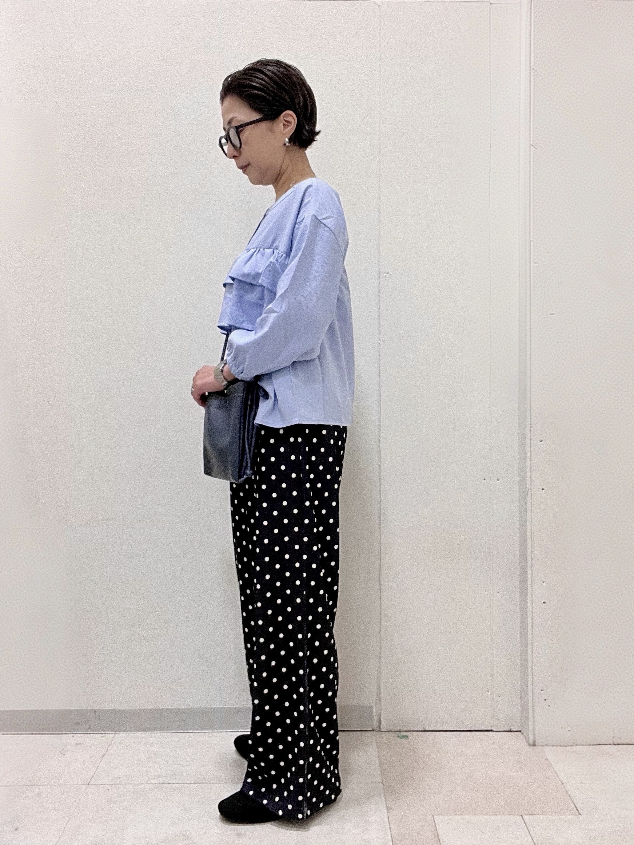ゆみさんの「SHOO･LA･RUE｜【S-LL/洗濯機可】1枚で華やか ティアードフリルブラウス」を使ったコーディネート