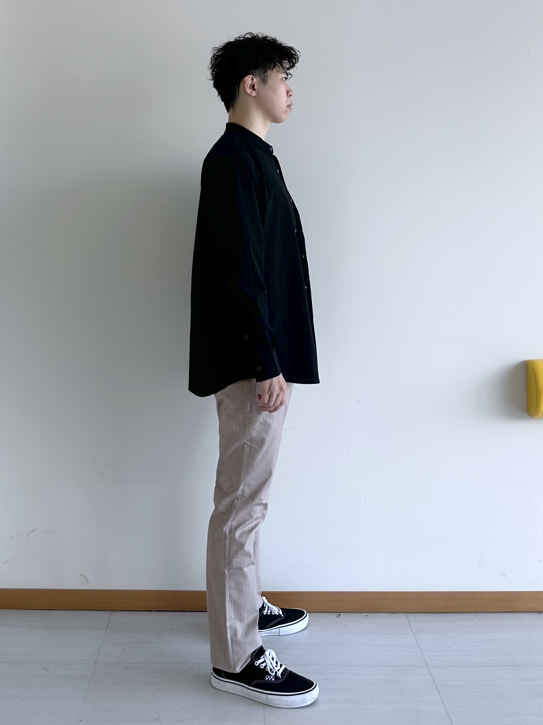 イッシーさんの「TAKEO KIKUCHI｜3Dナイロンストレッチ バンドカラーシャツ」を使ったコーディネート