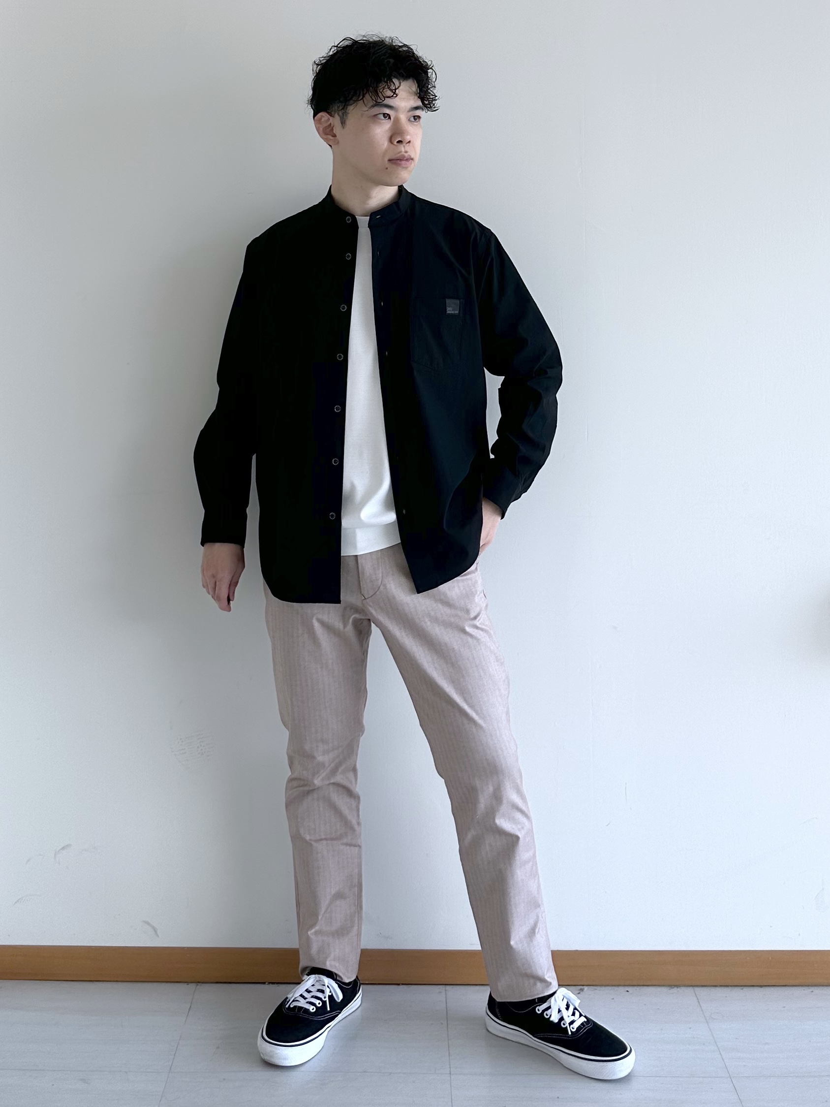 イッシーさんの「TAKEO KIKUCHI｜3Dナイロンストレッチ バンドカラーシャツ」を使ったコーディネート