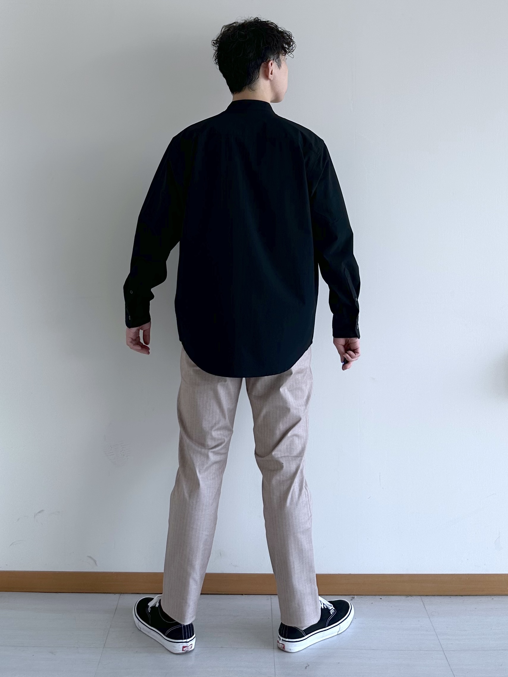 イッシーさんの「TAKEO KIKUCHI｜3Dナイロンストレッチ バンドカラーシャツ」を使ったコーディネート