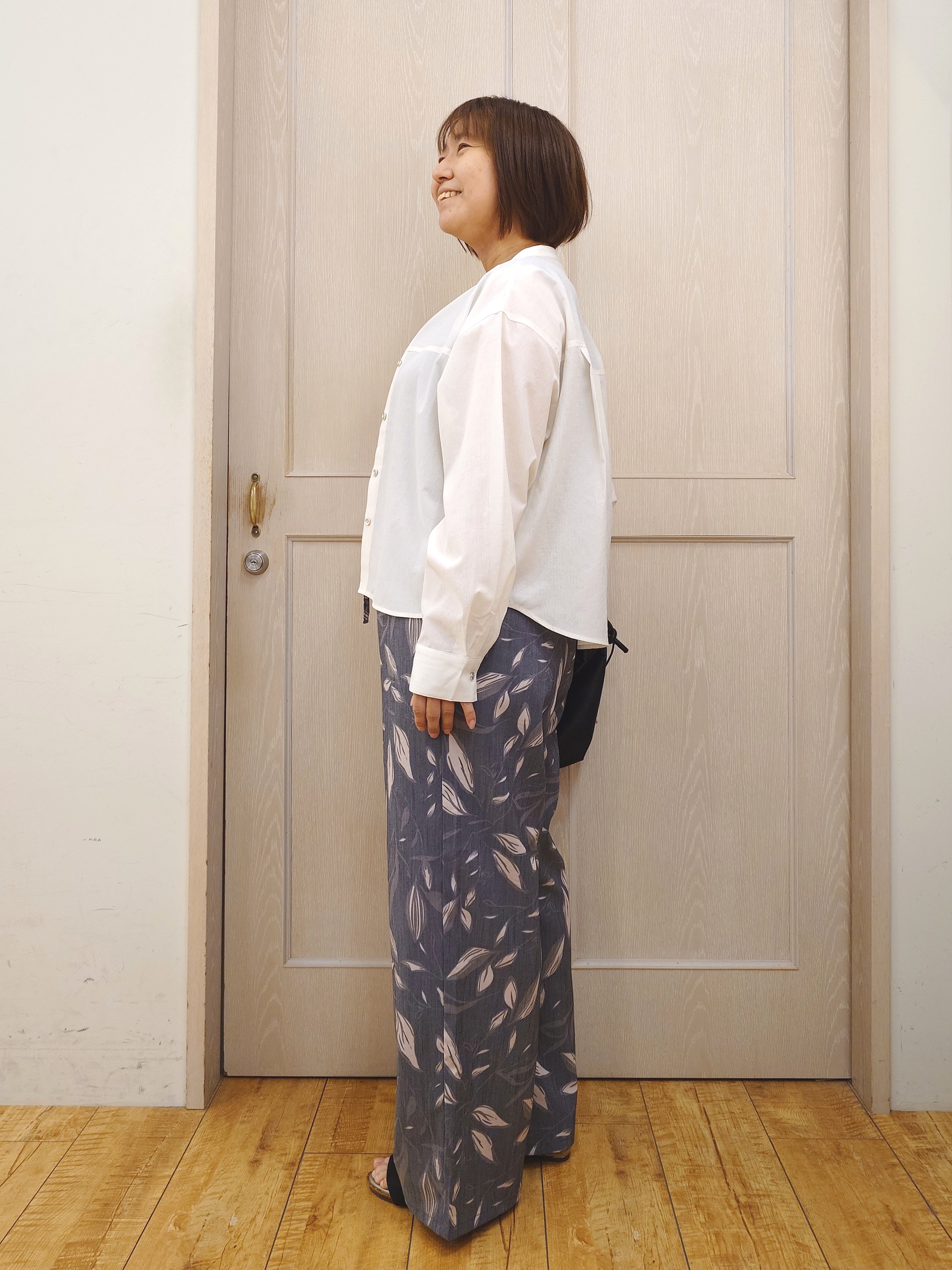 とろろさんの「SHOO･LA･RUE｜【通気性〇/S-LL/洗濯機可】さらりと心地よい。ノーカラーシャツ」を使ったコーディネート