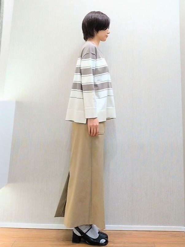 ミズタさんの「UNTITLED｜【顔周りすっきり/体型カバー】ドライタッチVネックニットプルオーバー」を使ったコーディネート