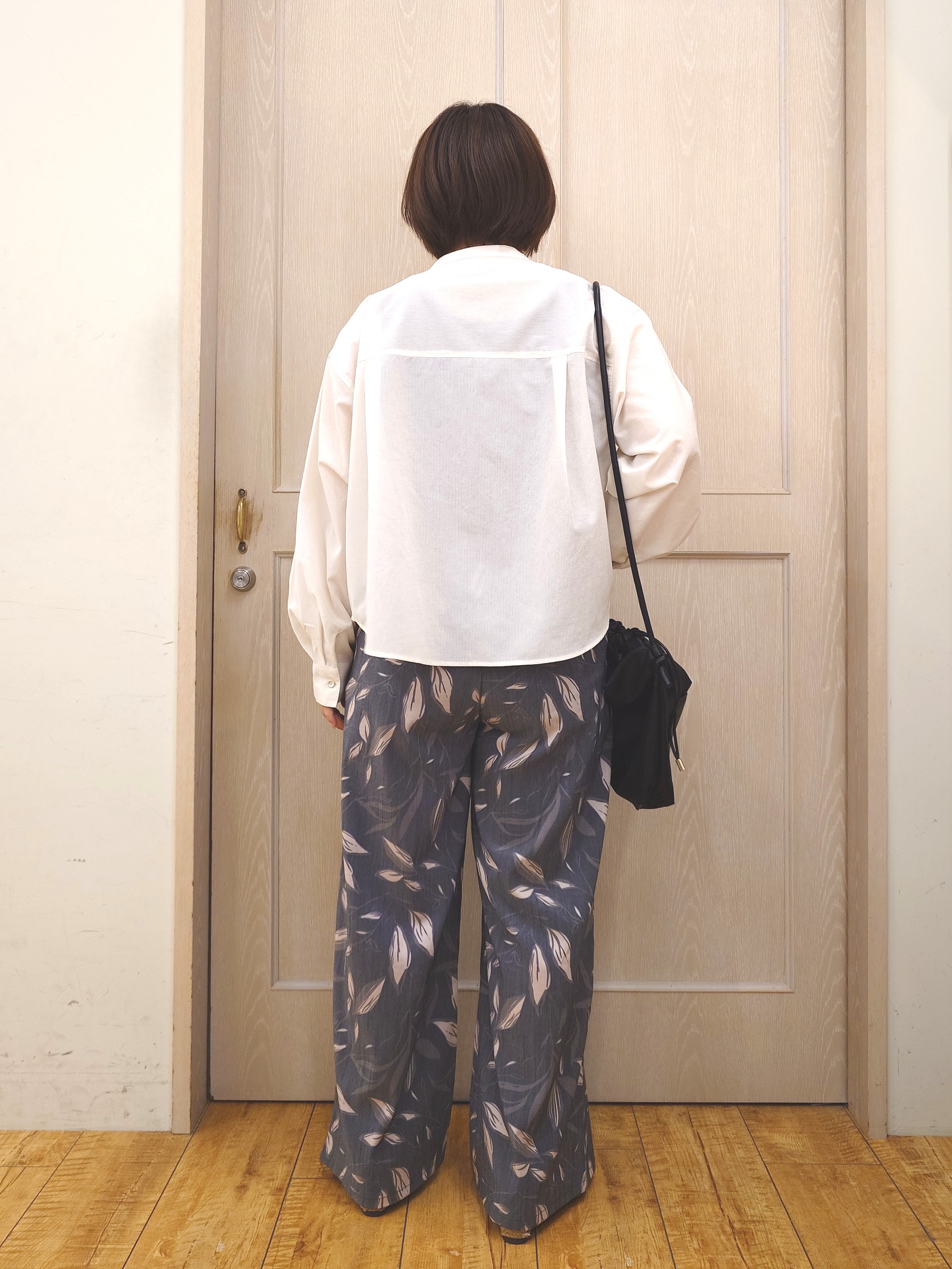 とろろさんの「SHOO･LA･RUE｜【通気性〇/S-LL/洗濯機可】さらりと心地よい。ノーカラーシャツ」を使ったコーディネート