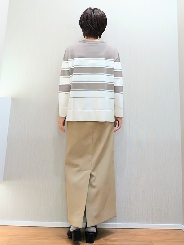 ミズタさんの「UNTITLED｜【顔周りすっきり/体型カバー】ドライタッチVネックニットプルオーバー」を使ったコーディネート