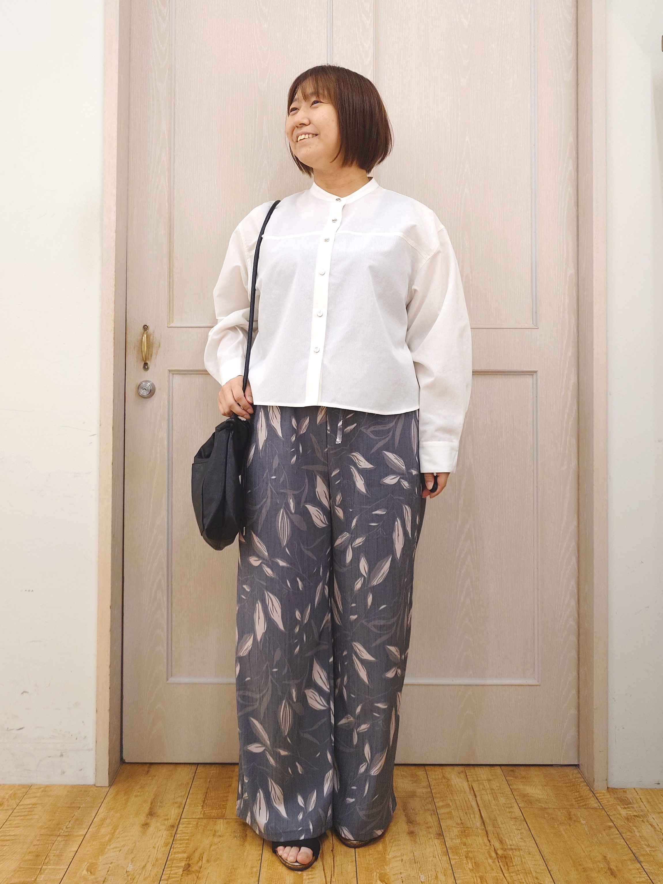 とろろさんの「SHOO･LA･RUE｜【通気性〇/S-LL/洗濯機可】さらりと心地よい。ノーカラーシャツ」を使ったコーディネート