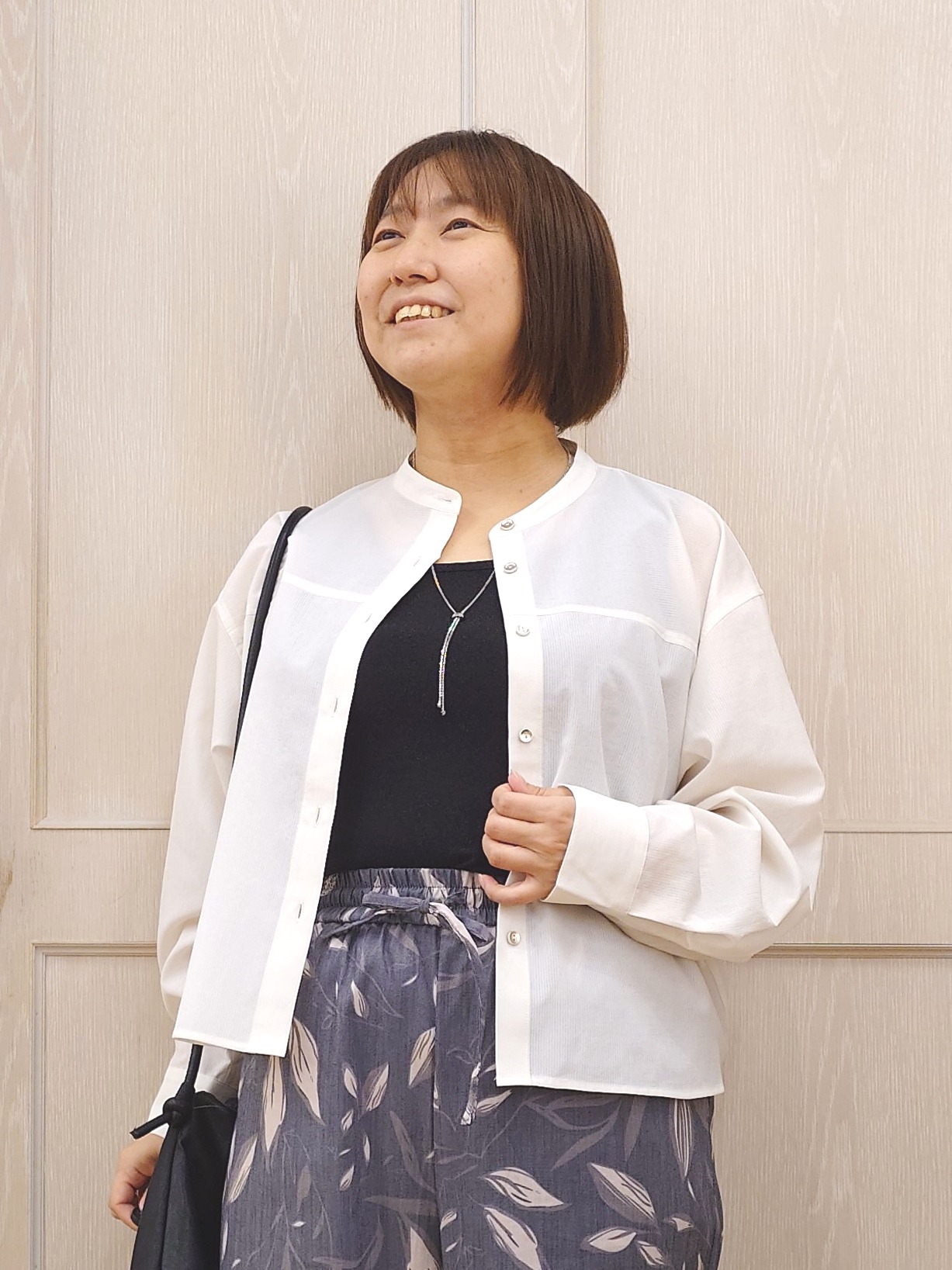 とろろさんの「SHOO･LA･RUE｜【通気性〇/S-LL/洗濯機可】さらりと心地よい。ノーカラーシャツ」を使ったコーディネート