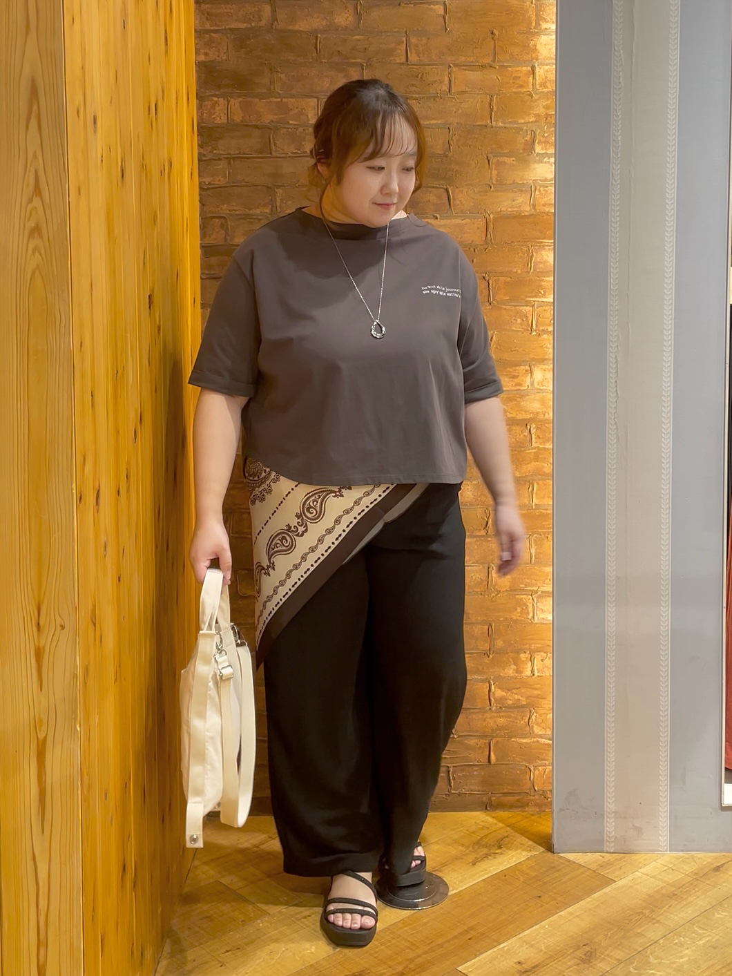 Risaさんの「SHOO･LA･RUE｜【ひんやり/体型カバー】首元すっきり ゆるバックギャザーTシャツ」を使ったコーディネート