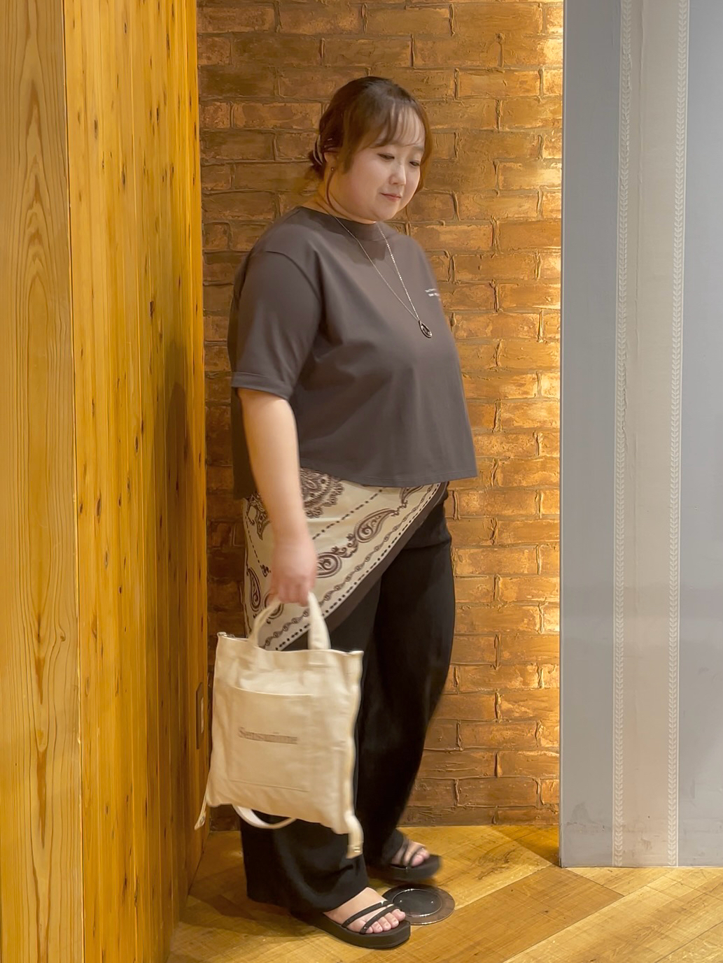 Risaさんの「SHOO･LA･RUE｜【ひんやり/体型カバー】首元すっきり ゆるバックギャザーTシャツ」を使ったコーディネート