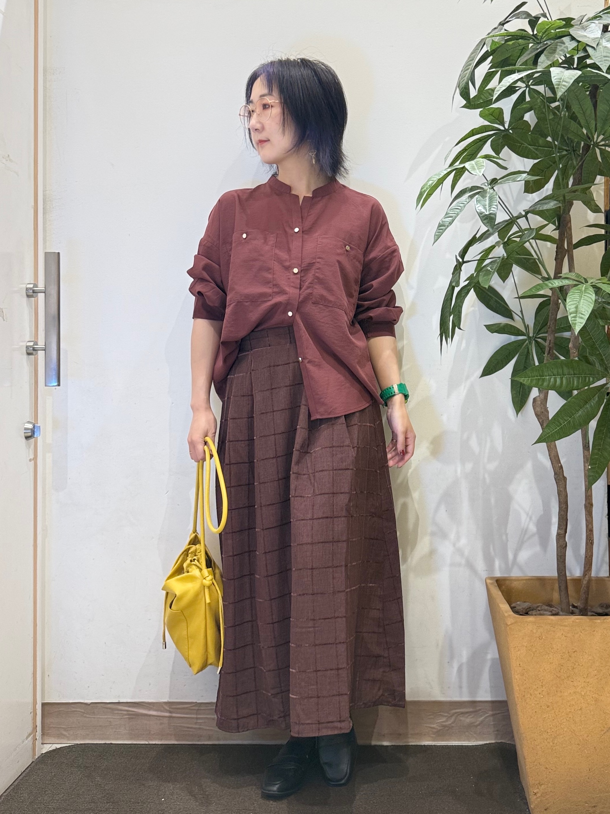 misakiさんの「SHOO･LA･RUE｜【洗濯後しわになりにくい/S-LL】キーネック金ボタンポケットシャツ」を使ったコーディネート