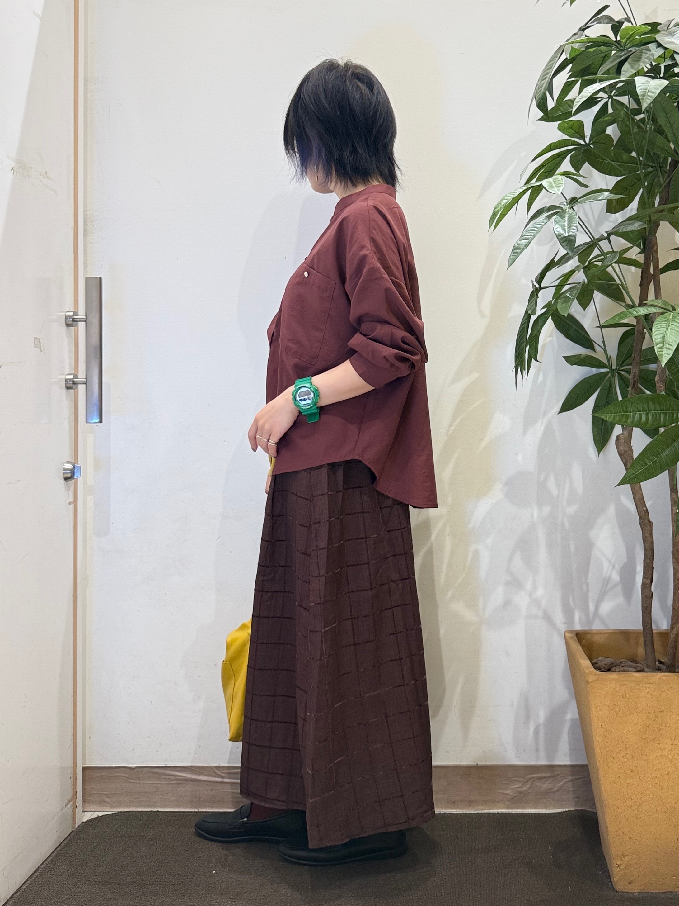 misakiさんの「SHOO･LA･RUE｜【洗濯後しわになりにくい/S-LL】キーネック金ボタンポケットシャツ」を使ったコーディネート