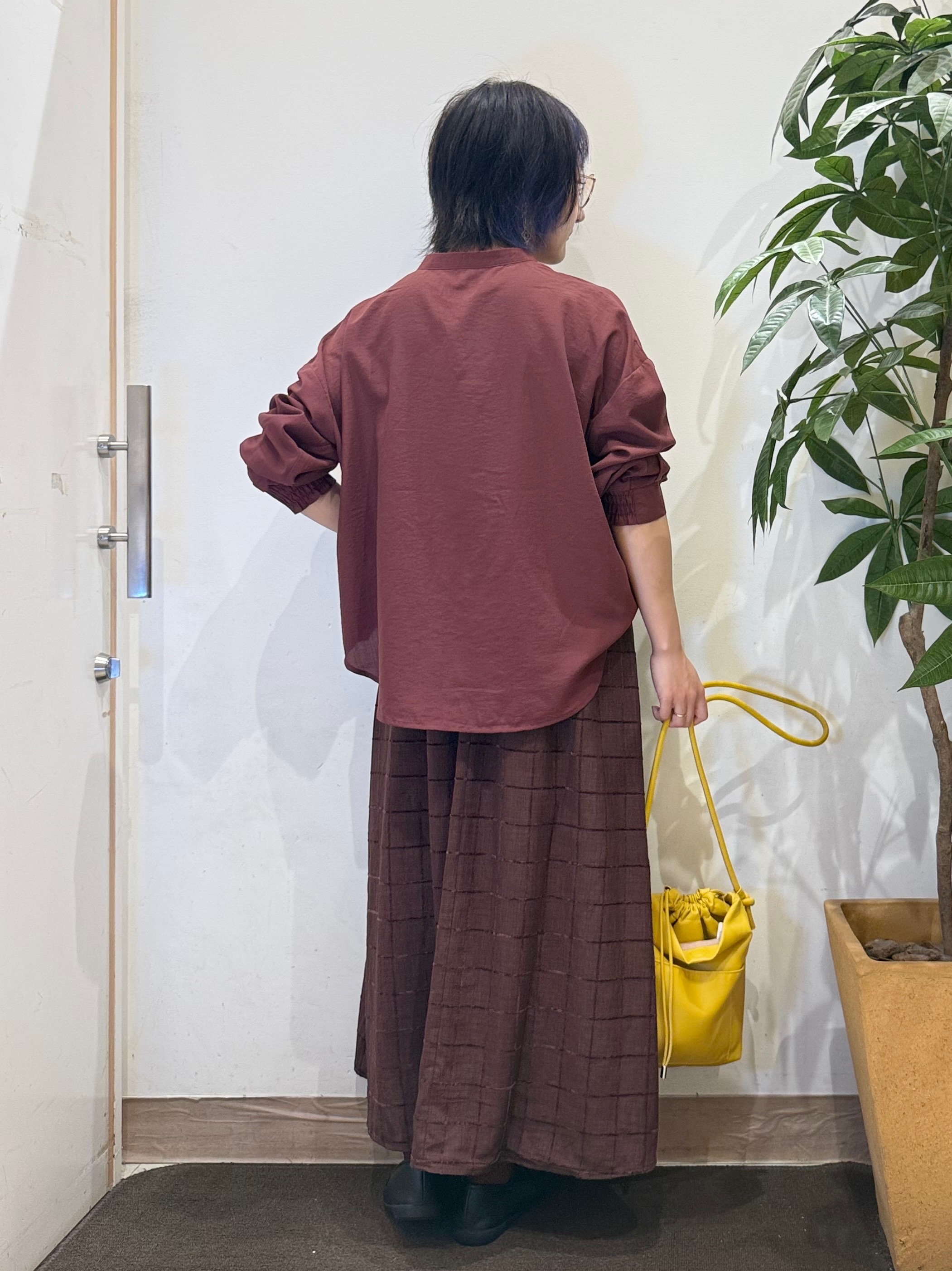 misakiさんの「SHOO･LA･RUE｜【洗濯後しわになりにくい/S-LL】キーネック金ボタンポケットシャツ」を使ったコーディネート