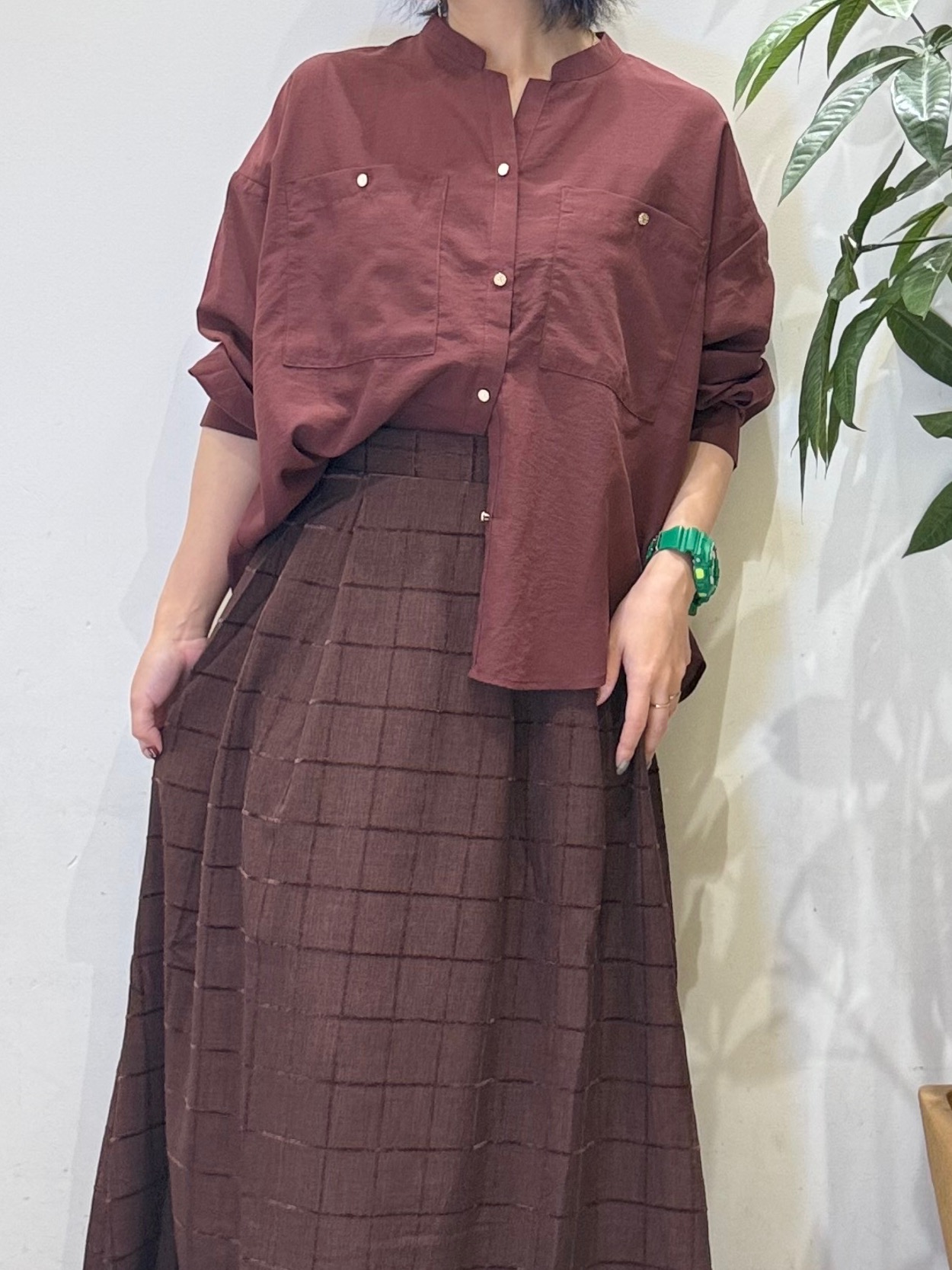 misakiさんの「SHOO･LA･RUE｜【洗濯後しわになりにくい/S-LL】キーネック金ボタンポケットシャツ」を使ったコーディネート