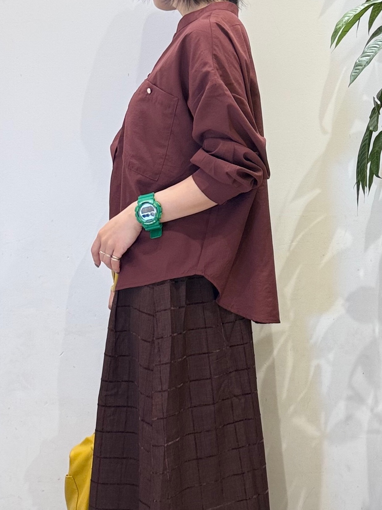 misakiさんの「SHOO･LA･RUE｜【洗濯後しわになりにくい/S-LL】キーネック金ボタンポケットシャツ」を使ったコーディネート