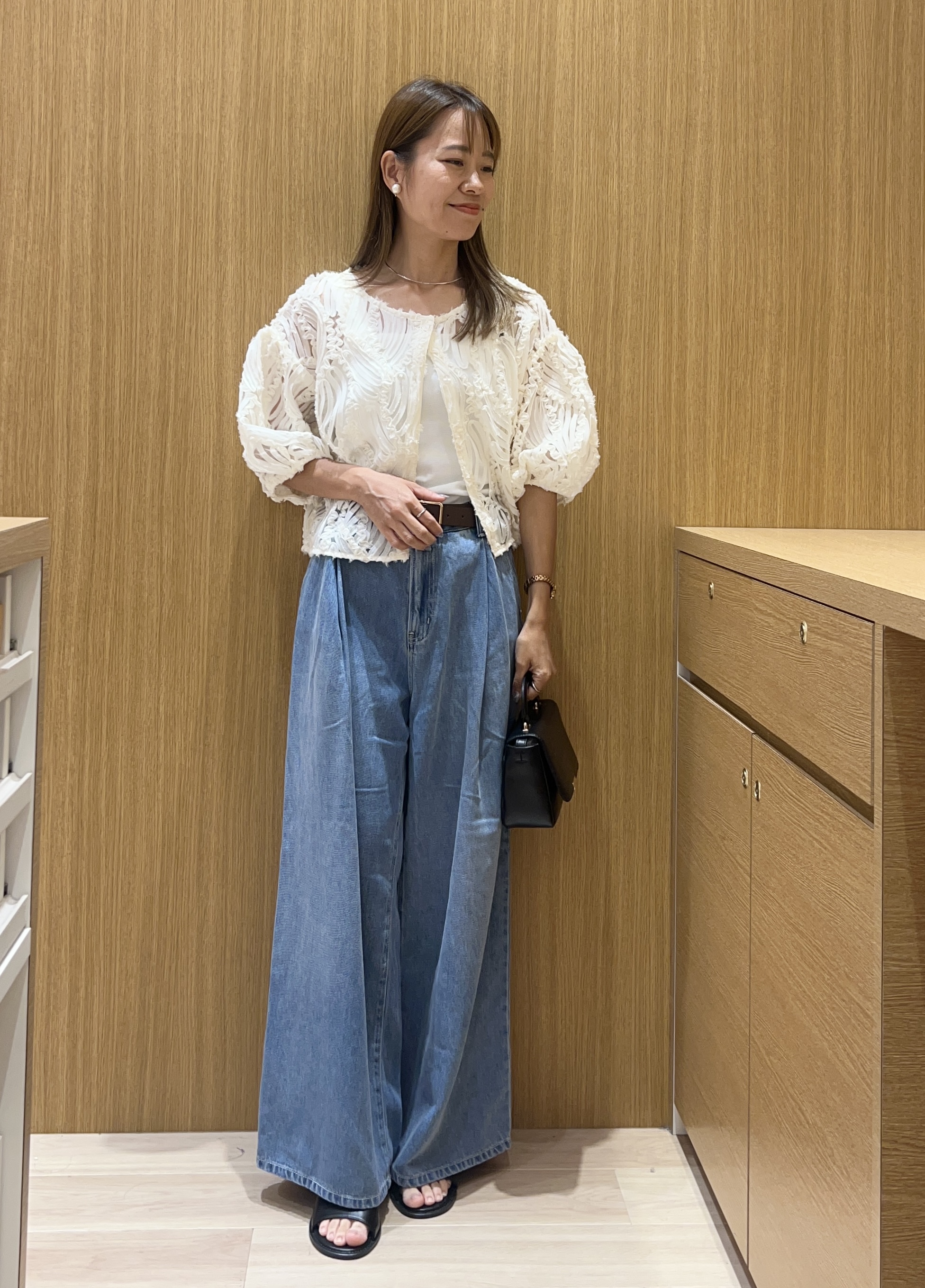 meeさんの「OPAQUE.CLIP｜立体レースボリュームスリーブブラウス【洗える】」を使ったコーディネート