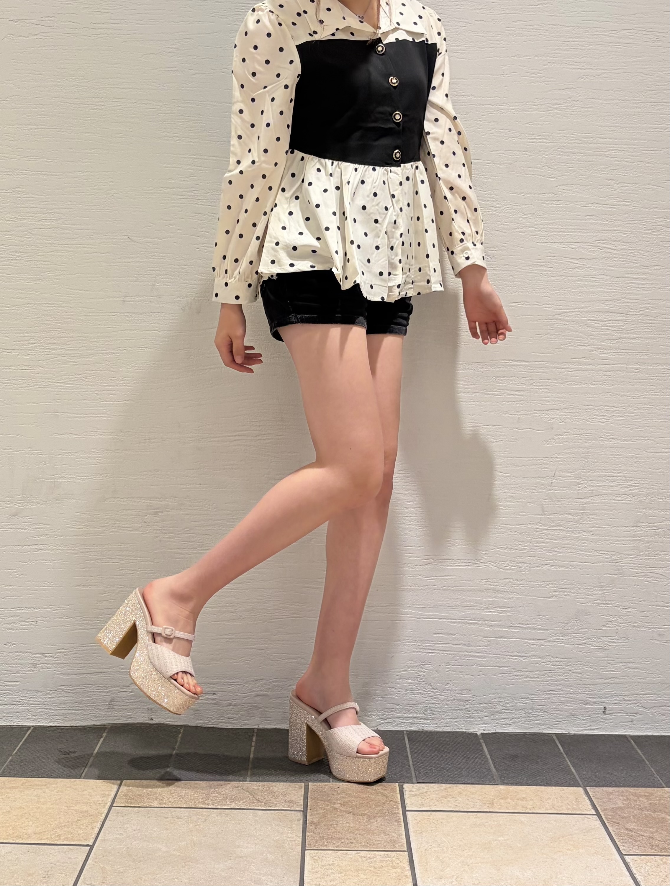 SACHAさんの「ESPERANZA｜【ラク盛り／サンダル】 リピーター続出／脚長美脚 グリッターソールツイードミュール」を使ったコーディネート