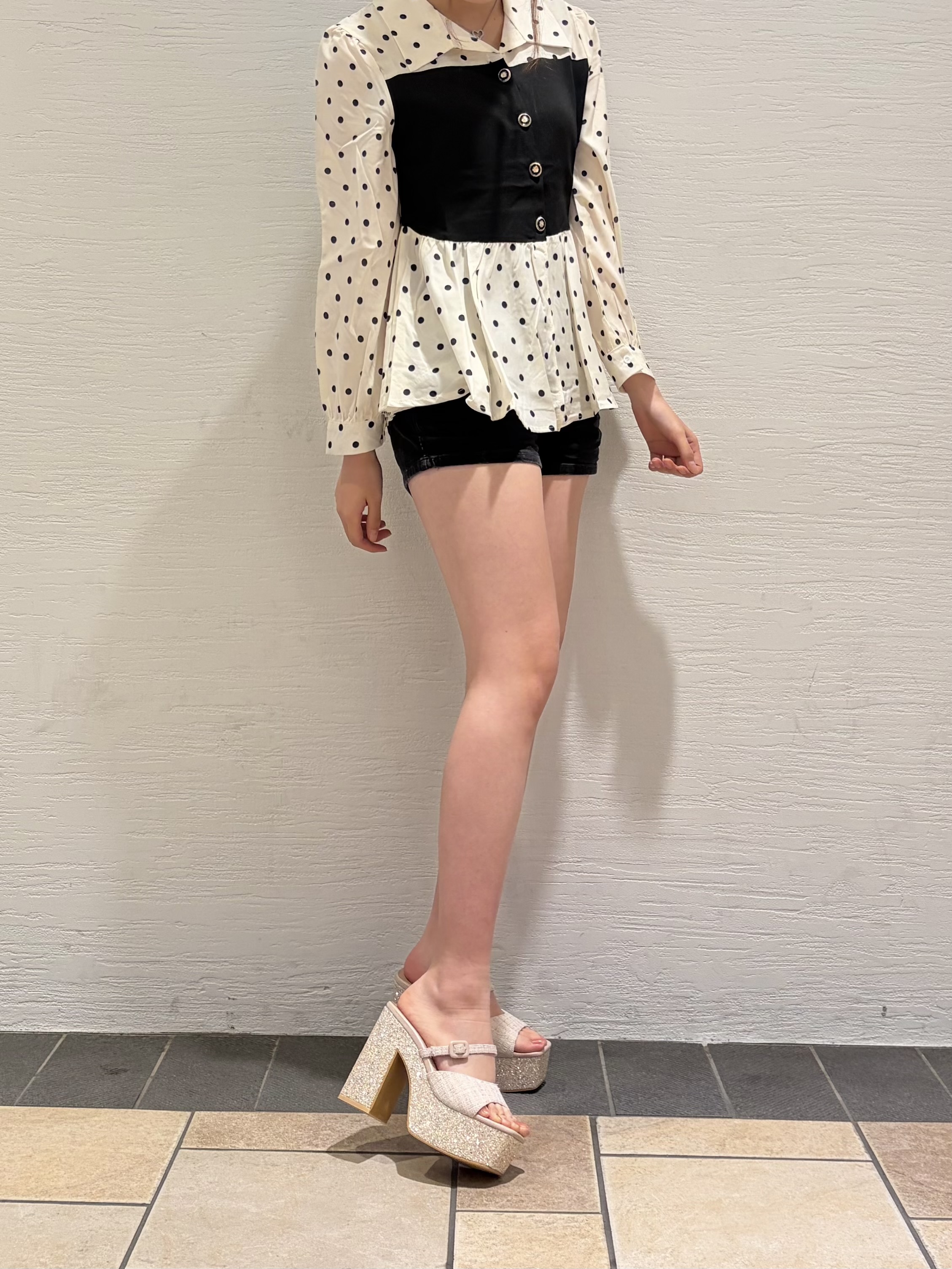 SACHAさんの「ESPERANZA｜【ラク盛り／サンダル】 リピーター続出／脚長美脚 グリッターソールツイードミュール」を使ったコーディネート