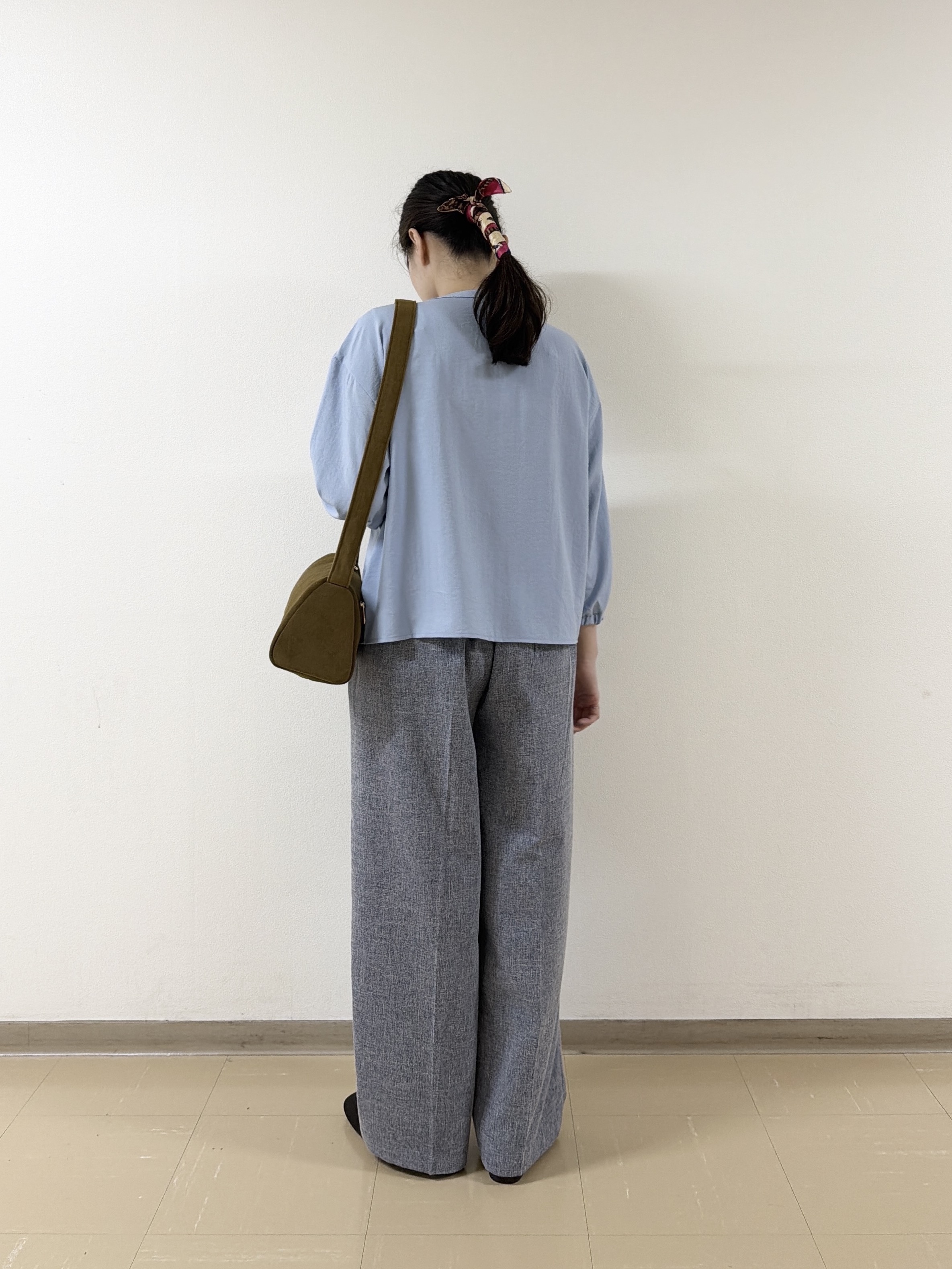 あんづさんの「SHOO･LA･RUE｜【S-LL/洗濯機可】1枚で華やか ティアードフリルブラウス」を使ったコーディネート