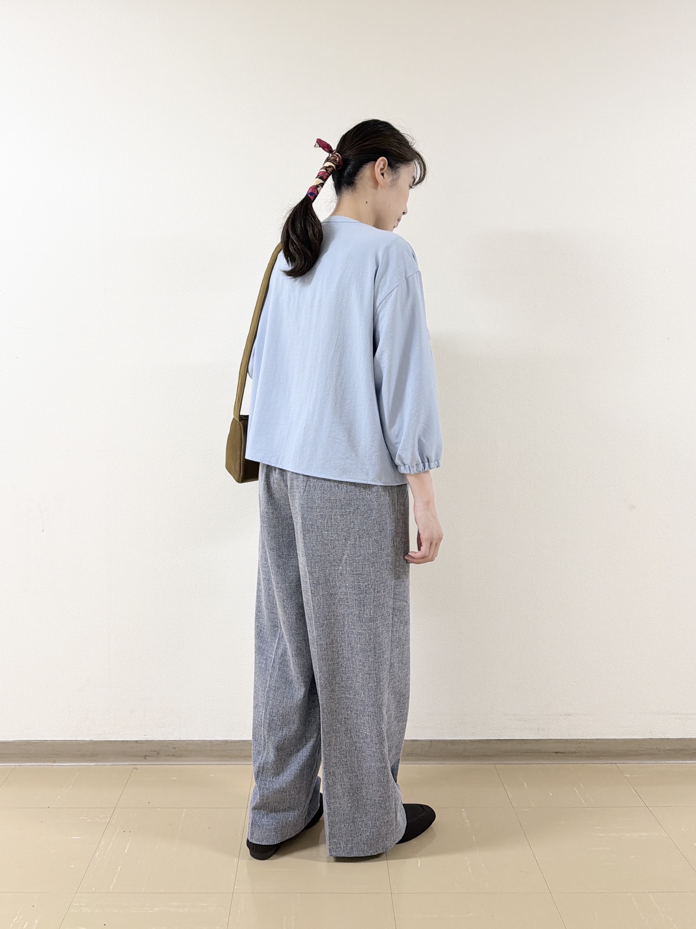 あんづさんの「SHOO･LA･RUE｜【S-LL/洗濯機可】1枚で華やか ティアードフリルブラウス」を使ったコーディネート