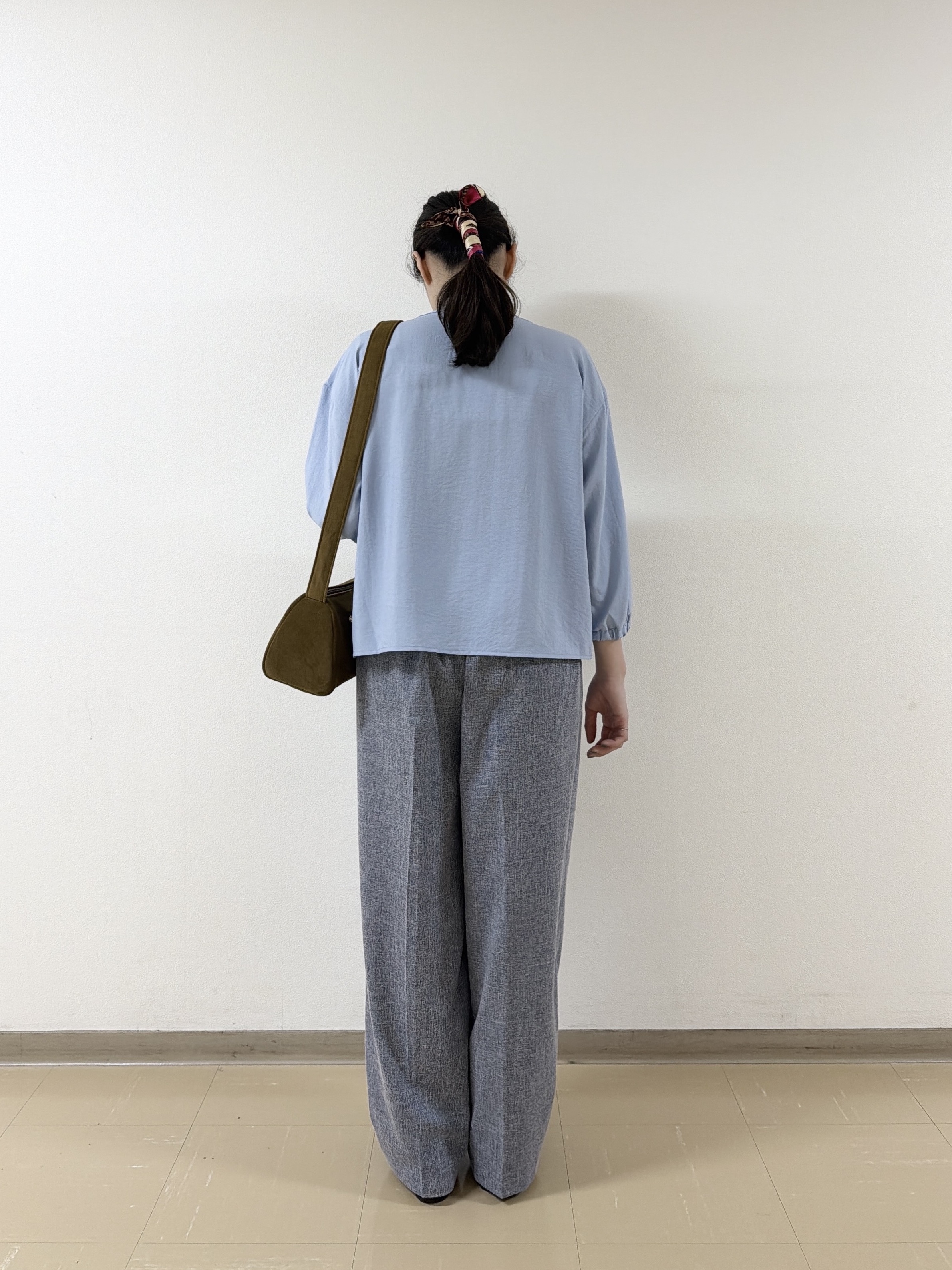 あんづさんの「SHOO･LA･RUE｜【S-LL/洗濯機可】1枚で華やか ティアードフリルブラウス」を使ったコーディネート