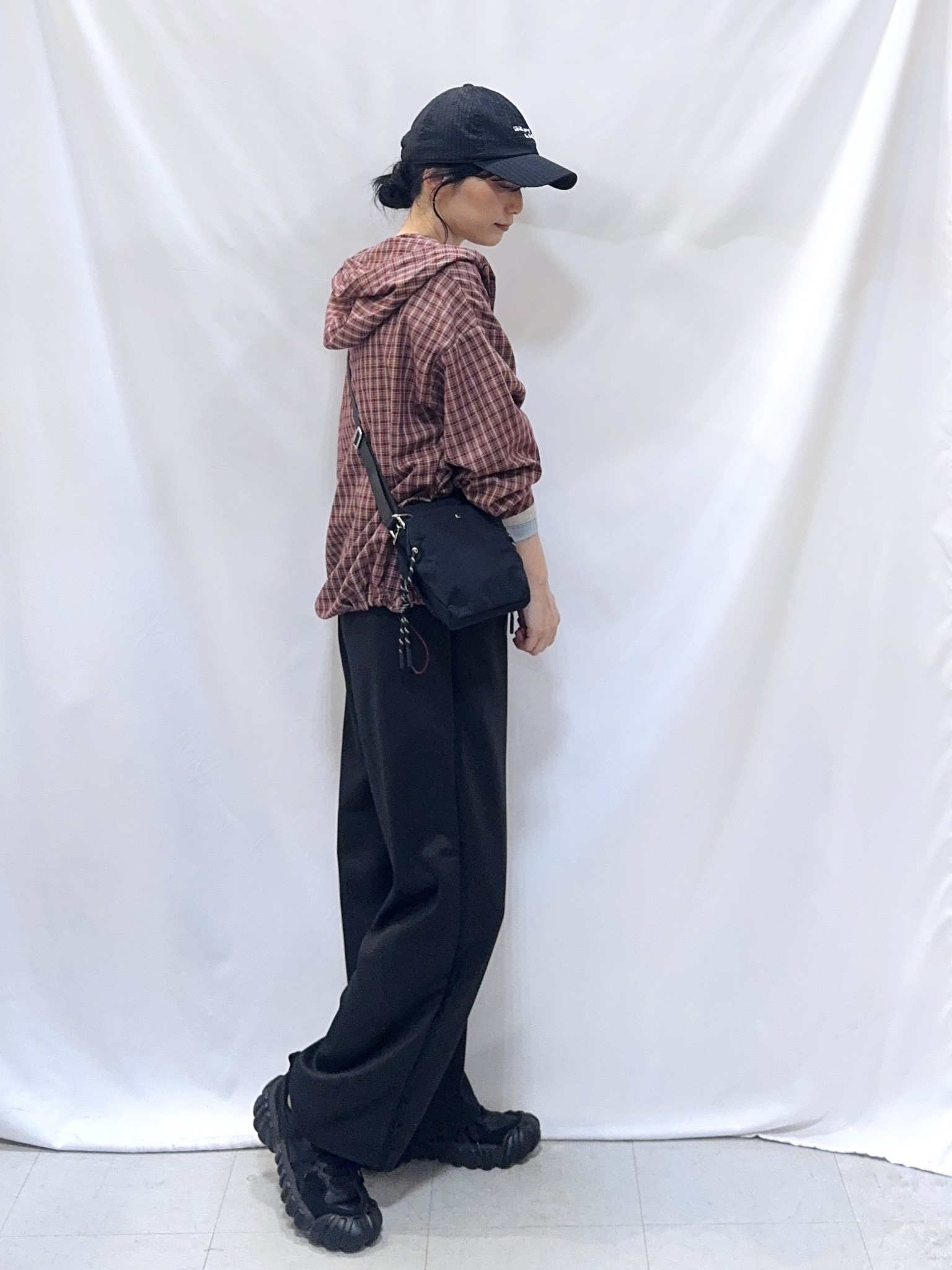 𝐇𝐢𝐫𝐨𝐦𝐢さんの「SHOO･LA･RUE｜【S-LL/洗濯機可】大人カジュアルに。裾ドロスト フードチェックシャツ」を使ったコーディネート
