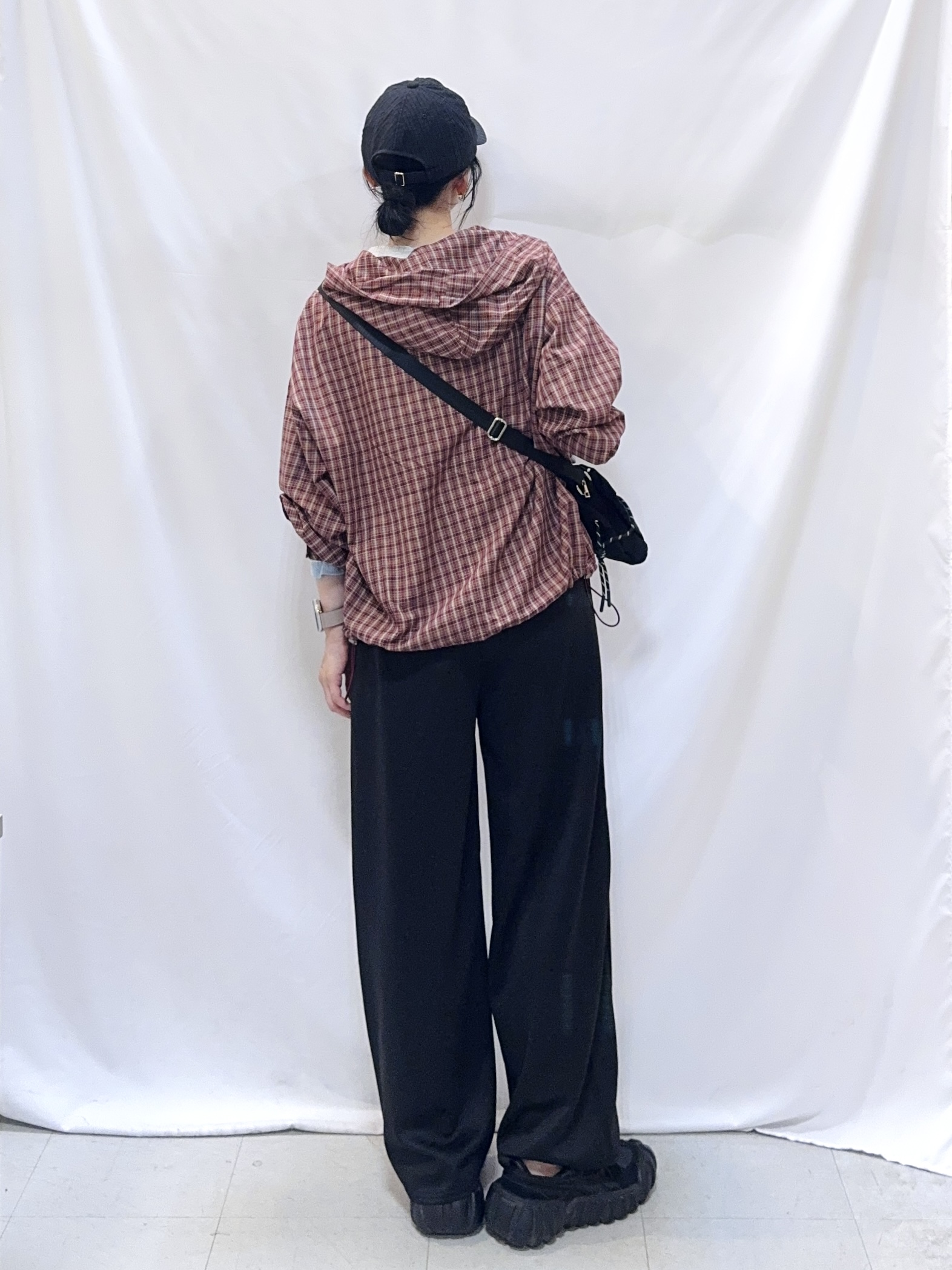 𝐇𝐢𝐫𝐨𝐦𝐢さんの「SHOO･LA･RUE｜【S-LL/洗濯機可】大人カジュアルに。裾ドロスト フードチェックシャツ」を使ったコーディネート