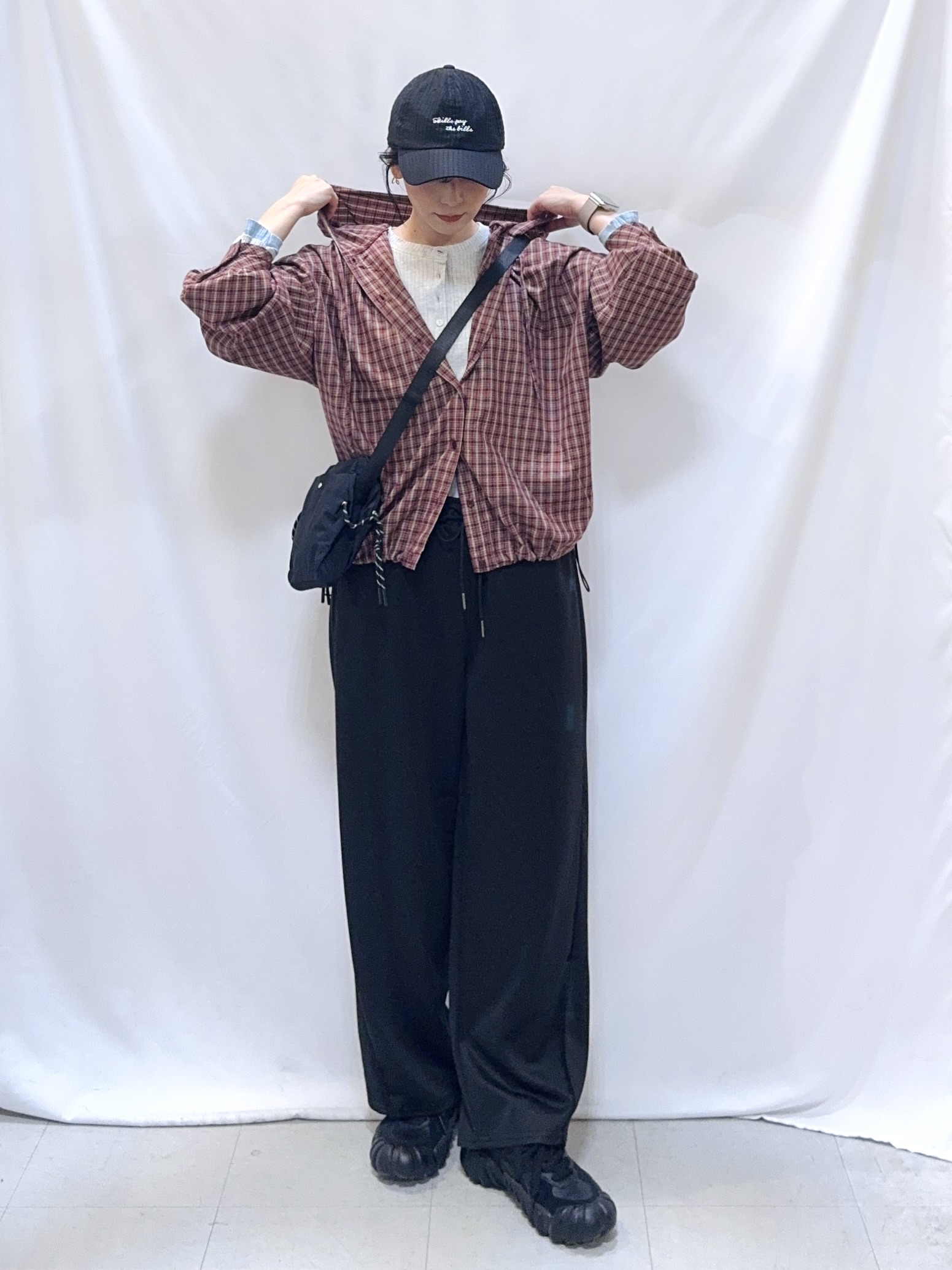 𝐇𝐢𝐫𝐨𝐦𝐢さんの「SHOO･LA･RUE｜【S-LL/洗濯機可】大人カジュアルに。裾ドロスト フードチェックシャツ」を使ったコーディネート