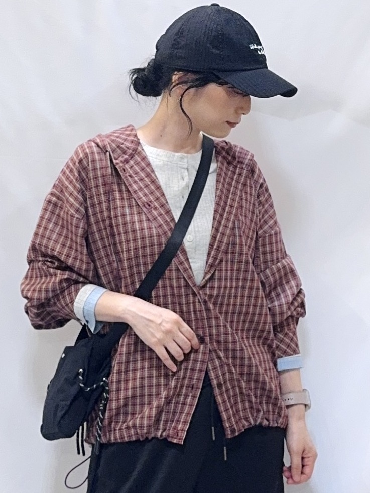𝐇𝐢𝐫𝐨𝐦𝐢さんの「SHOO･LA･RUE｜【S-LL/洗濯機可】大人カジュアルに。裾ドロスト フードチェックシャツ」を使ったコーディネート