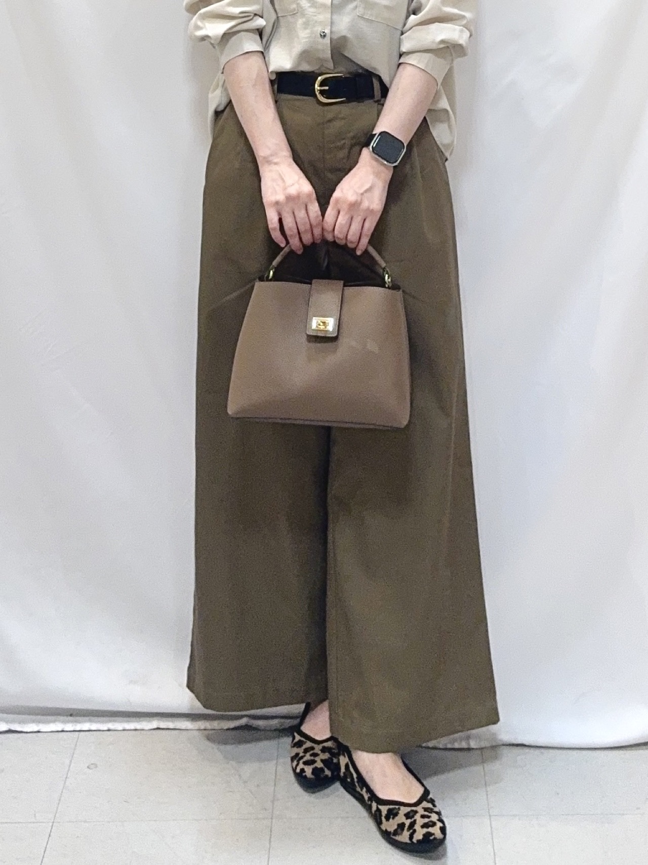 𝐇𝐢𝐫𝐨𝐦𝐢さんの「SHOO･LA･RUE｜【洗濯後しわになりにくい/S-LL】キーネック金ボタンポケットシャツ」を使ったコーディネート