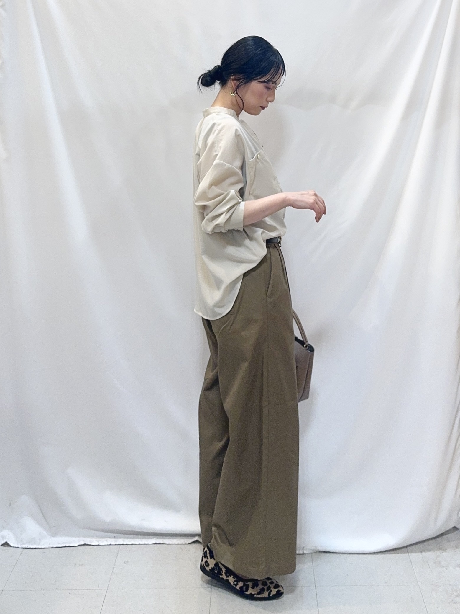 𝐇𝐢𝐫𝐨𝐦𝐢さんの「SHOO･LA･RUE｜【洗濯後しわになりにくい/S-LL】キーネック金ボタンポケットシャツ」を使ったコーディネート