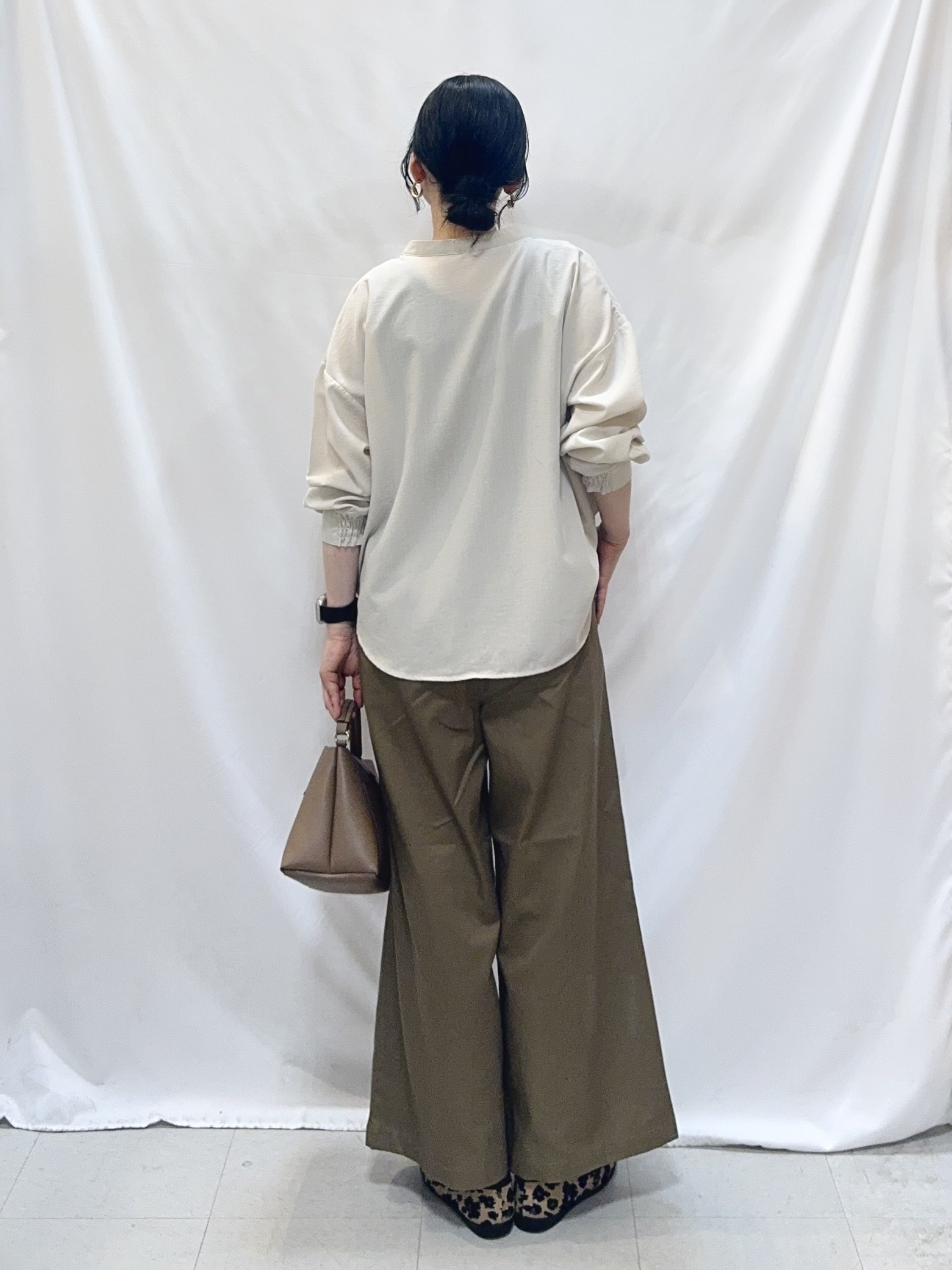 𝐇𝐢𝐫𝐨𝐦𝐢さんの「SHOO･LA･RUE｜【洗濯後しわになりにくい/S-LL】キーネック金ボタンポケットシャツ」を使ったコーディネート