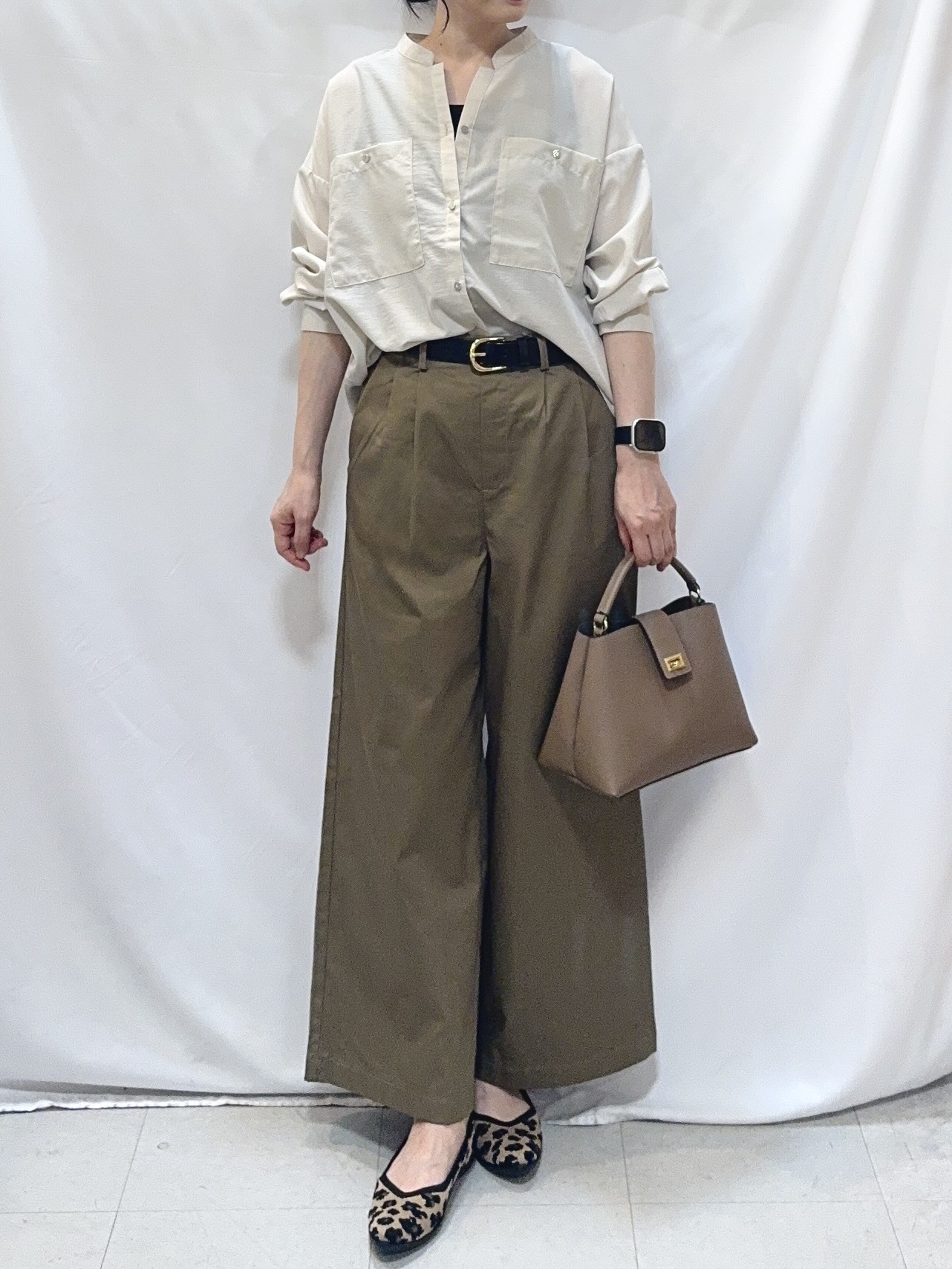 𝐇𝐢𝐫𝐨𝐦𝐢さんの「SHOO･LA･RUE｜【洗濯後しわになりにくい/S-LL】キーネック金ボタンポケットシャツ」を使ったコーディネート