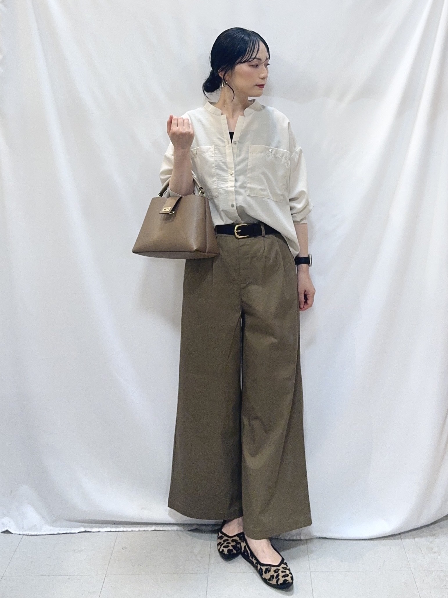 𝐇𝐢𝐫𝐨𝐦𝐢さんの「SHOO･LA･RUE｜【洗濯後しわになりにくい/S-LL】キーネック金ボタンポケットシャツ」を使ったコーディネート