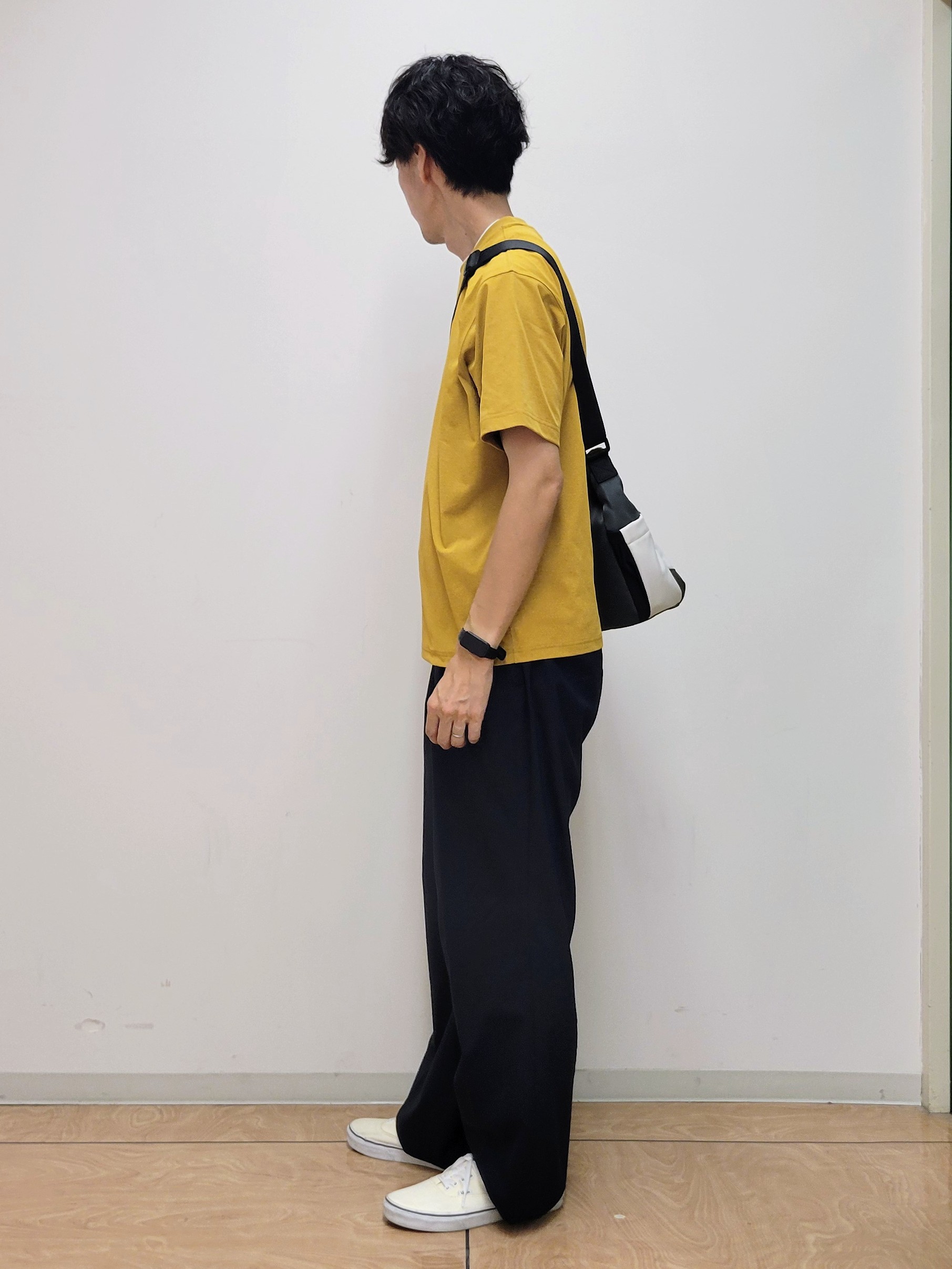 piroyaさんの「TAKEO KIKUCHI｜【汗染み軽減/接触冷感】フェイクレイヤード ワンポイント刺繍Ｔシャツ」を使ったコーディネート
