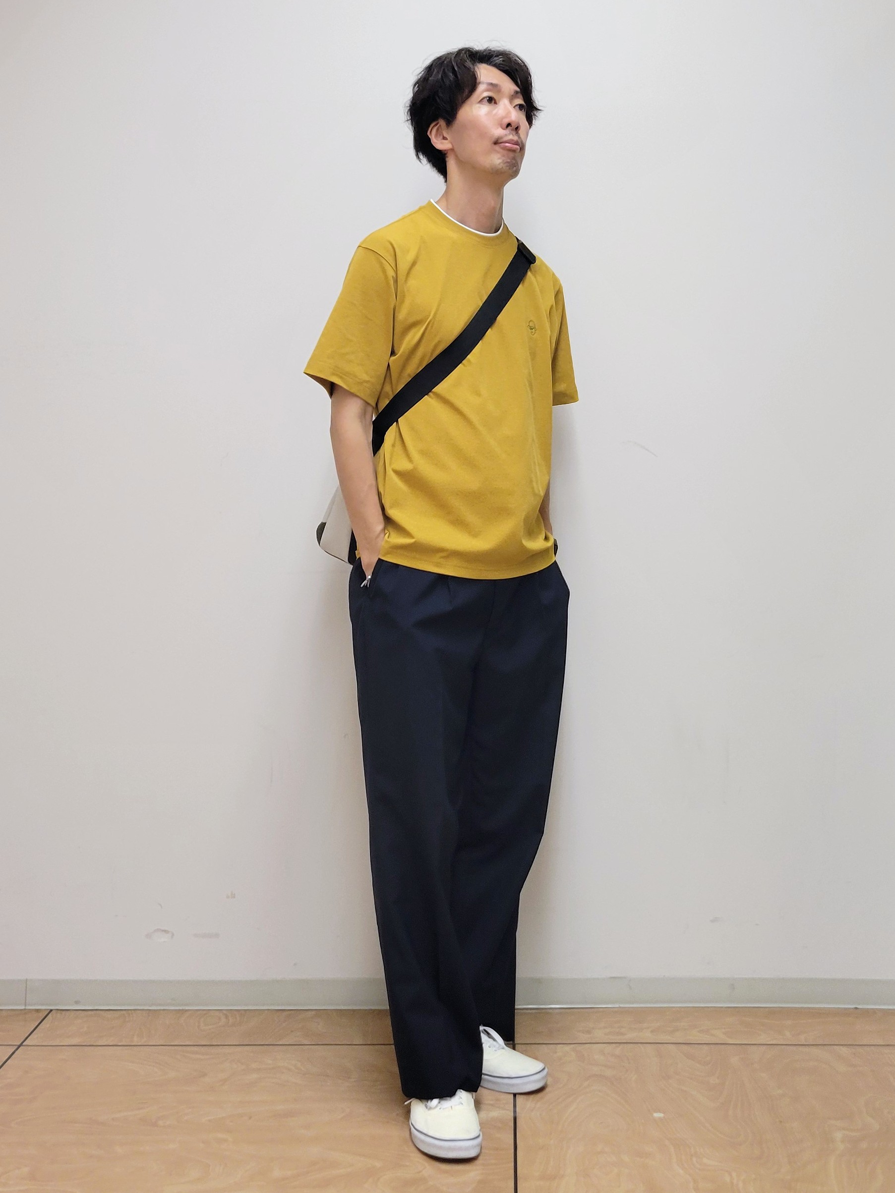 piroyaさんの「TAKEO KIKUCHI｜【汗染み軽減/接触冷感】フェイクレイヤード ワンポイント刺繍Ｔシャツ」を使ったコーディネート